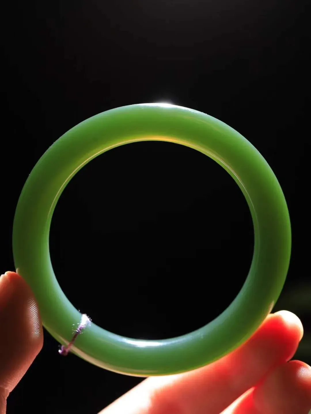 【碧色荡漾·手镯】

收藏级臻品️和田玉碧玉猫眼手镯，玉质细腻温润，手感舒适，️线条流畅，简约大气，美自天成，佩戴于腕间，婉约之美，举手投足间透出那份低调奢华，醉人心扉。重43.14克 内径圈口54.5mm尺寸8.9-9.7mm FDL-771201332