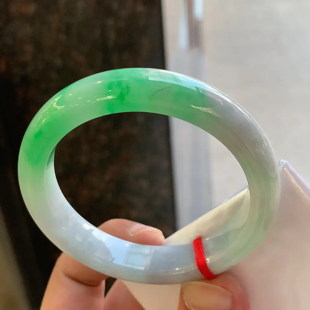 正圈冰糯阳绿 无瑕 尺寸:55.7/12.3/8.4 色好