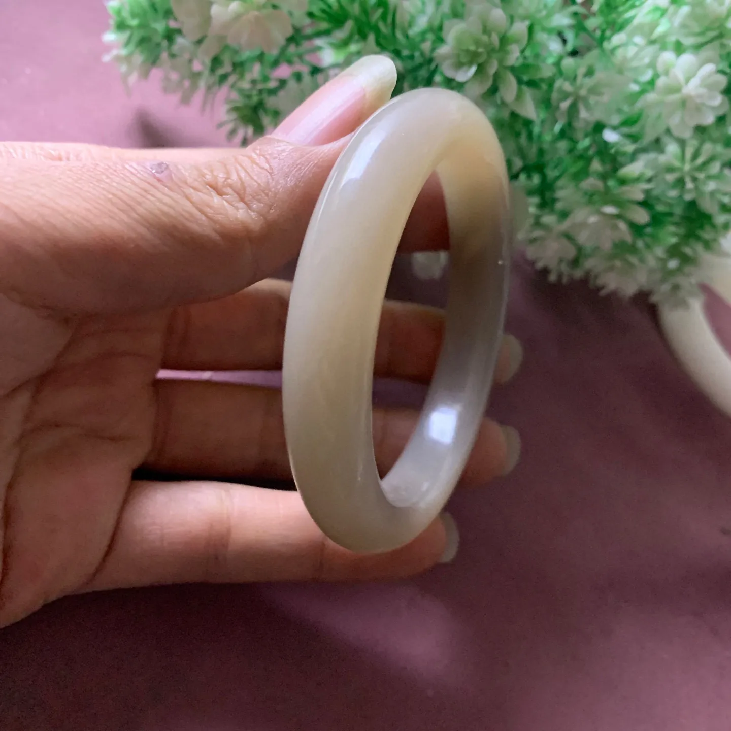 和田玉56圈口藕粉色手镯，玉质细腻油润 底色纯净 脂粉好，品质高