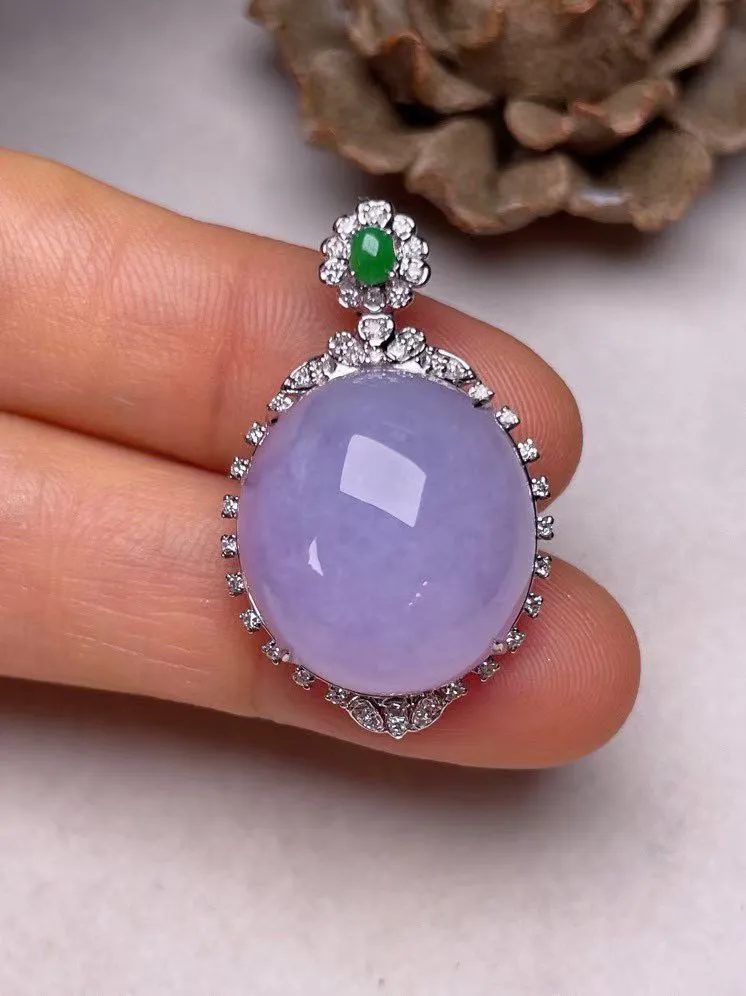 冰糯种淡紫鸽子蛋吊坠、真金真钻镶嵌，种水好，玉质细腻 .裸石尺寸  18.6*16.9