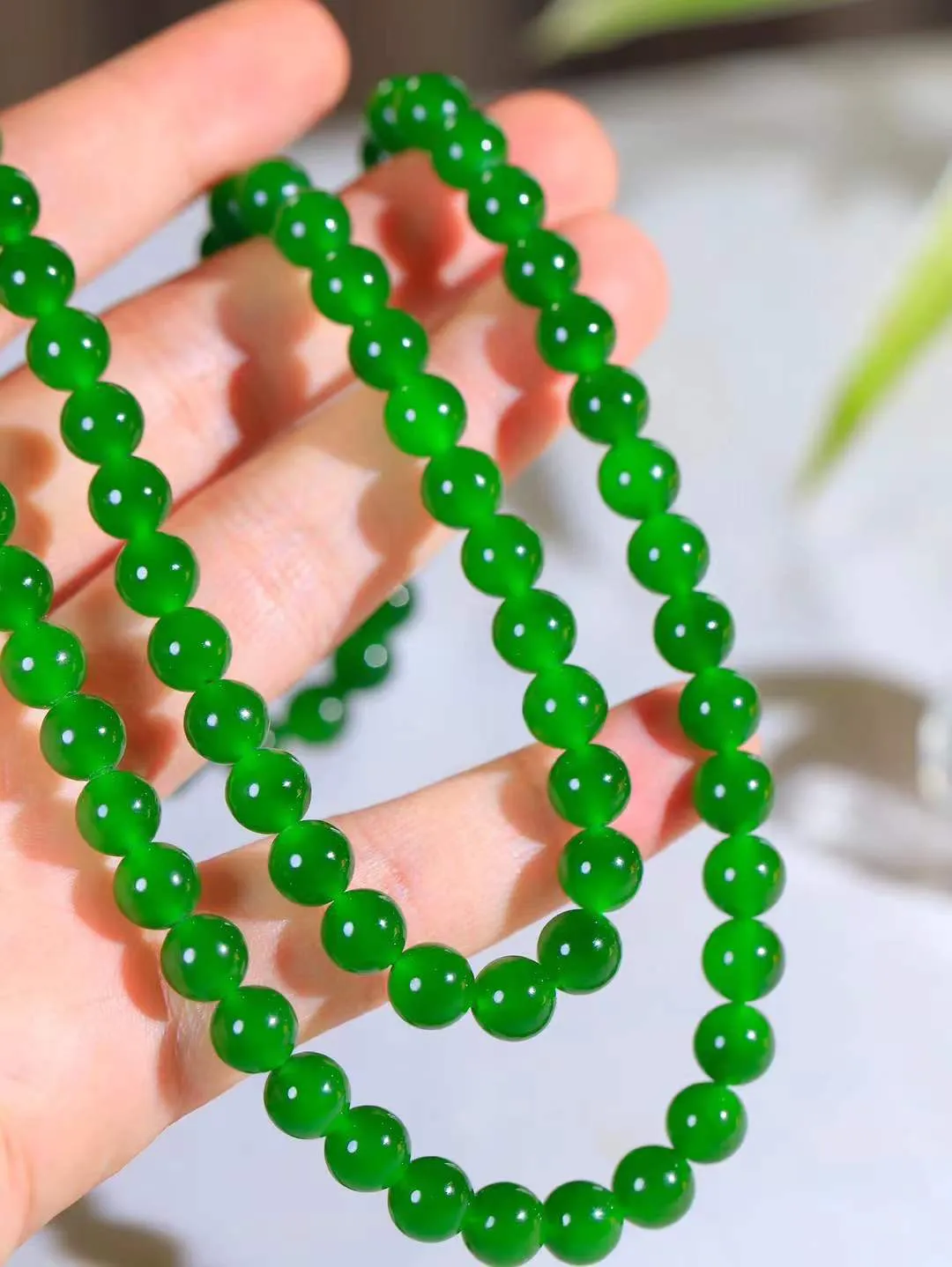 【珠圆玉润.项链】

收藏级臻品️和田玉碧玉珠圆玉润项链 玉质温润细腻  整串打磨圆润，佩戴舒适。珠珠落玉盘，间关莺语花底滑，一生美好时光，无论身在何处，都有它相伴相守。事事顺遂，幸福美满，吉祥如意。重87.8克 尺寸取一8mm  791251378A