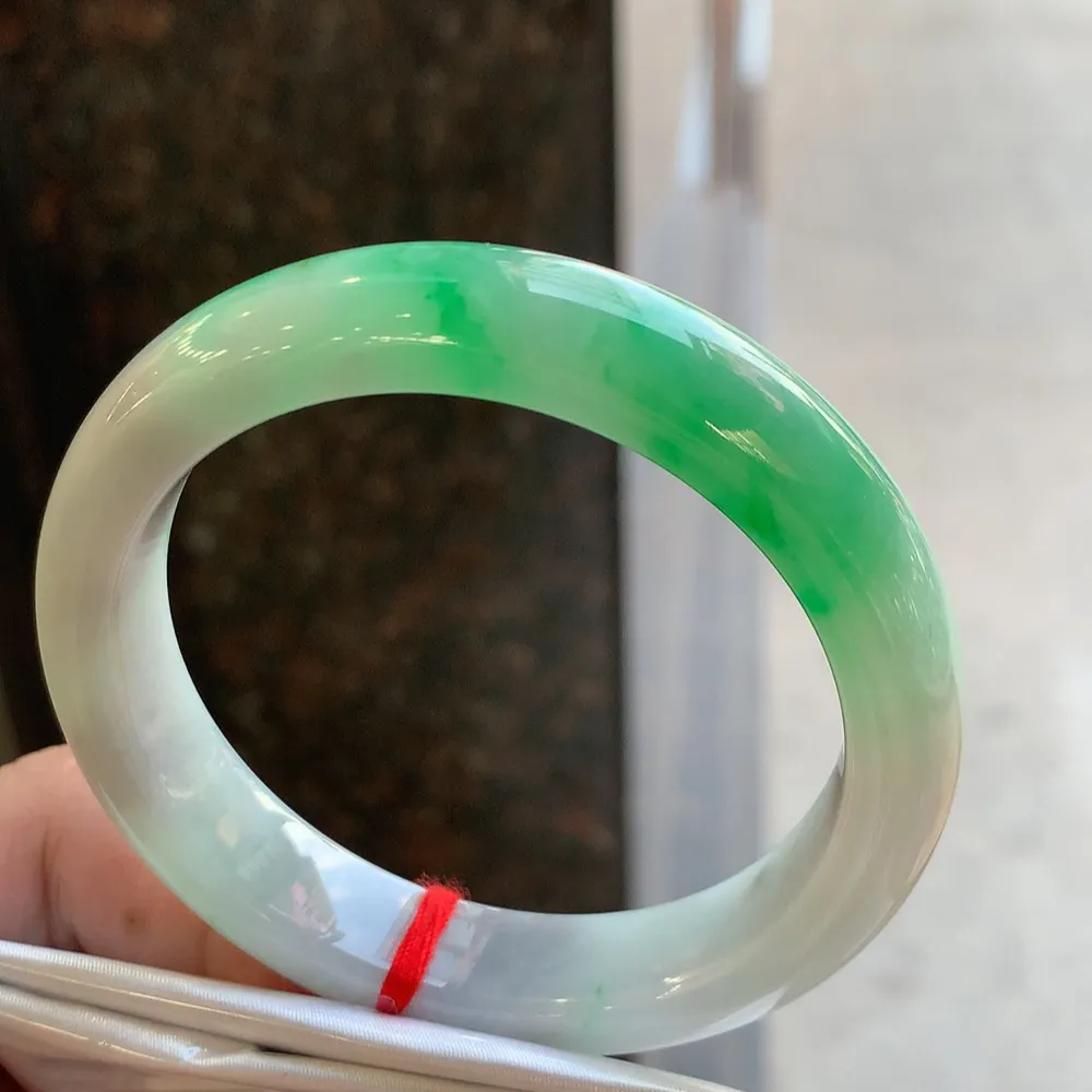 正圈冰糯阳绿 无瑕 尺寸:55.7/12.3/8.4 色好