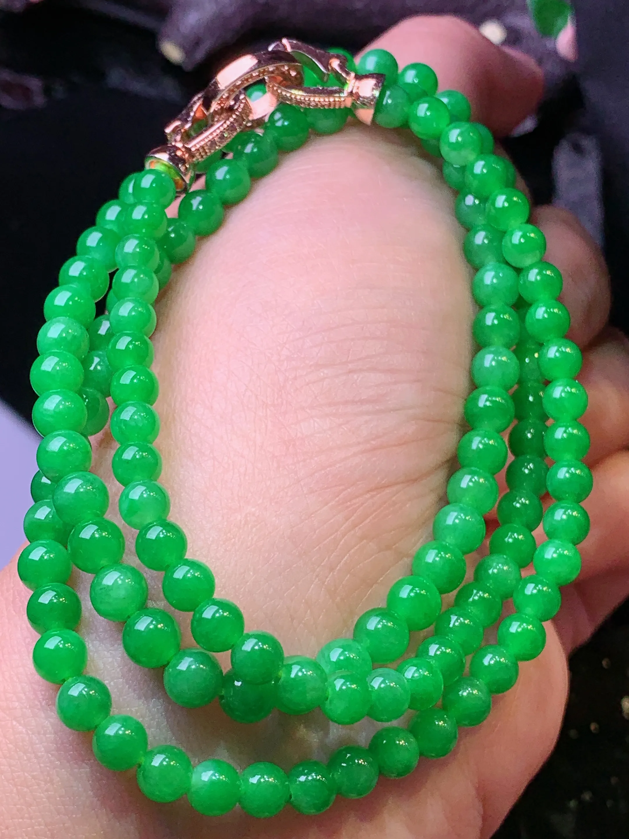 满绿圆珠项链 玉质细腻 水润亮眼 色泽艳丽 整体尺寸4.6