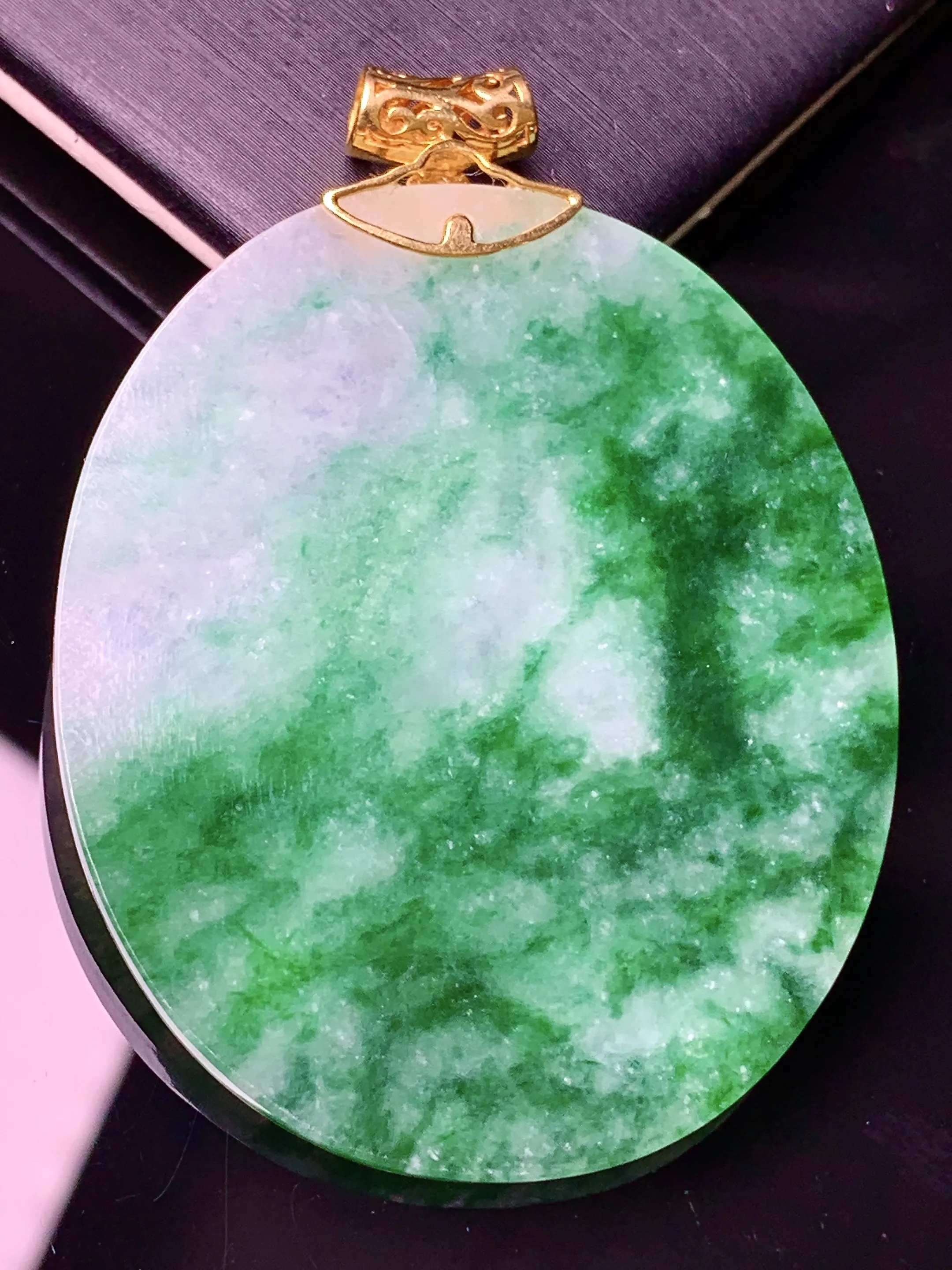 18k金钻镶嵌飘绿圆牌吊坠 玉质细腻 水润亮眼 色泽艳丽 整体尺寸56*41.2*2.5