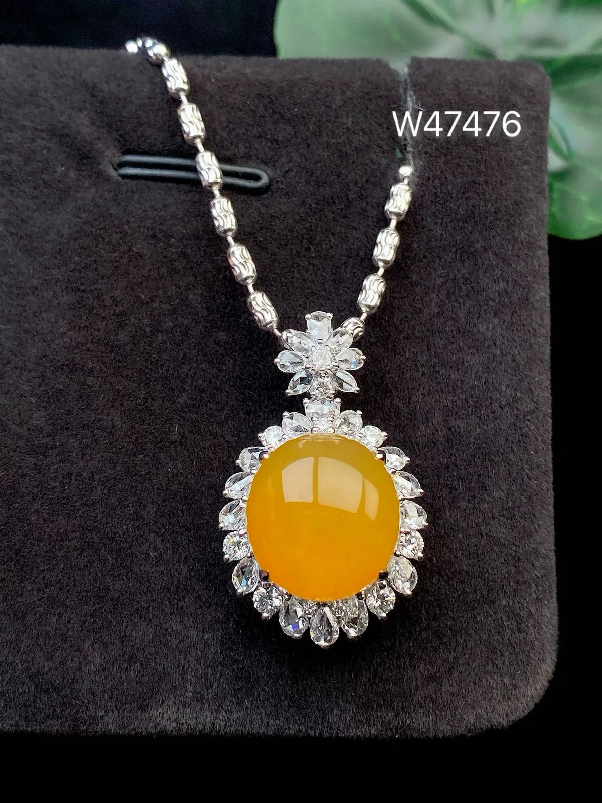 【冰种黄翡蛋面吊坠】质地细腻，冰润透亮，光泽出众，冰感十足，18k金古法镶嵌，裸石尺寸14*12.8