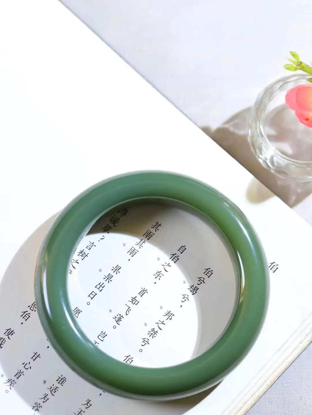 【情有独钟.手镯】

精品和田玉沙枣青手镯 玉质温润细腻 油性十足 手感舒适，高华雅逸，线条流畅，简约大气，美自天成，素雅高贵。佩戴于腕间，婉约之美，举手投足间透出那低调奢华。重98.06克 内径57.5mm 尺寸15.8-11.6mm   FDL-791261351