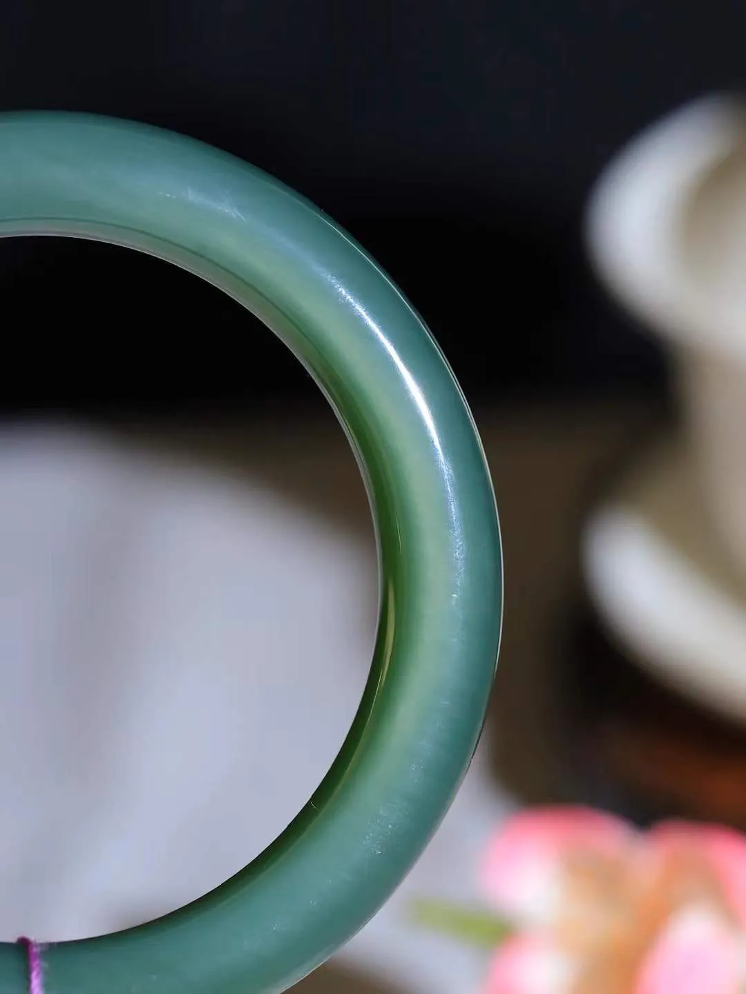 【碧色荡漾·手镯】

收藏级臻品️和田玉碧玉猫眼手镯，玉质细腻温润，手感舒适，️线条流畅，简约大气，美自天成，佩戴于腕间，婉约之美，举手投足间透出那份低调奢华，醉人心扉。重43.14克 内径圈口54.5mm尺寸8.9-9.7mm FDL-771201332