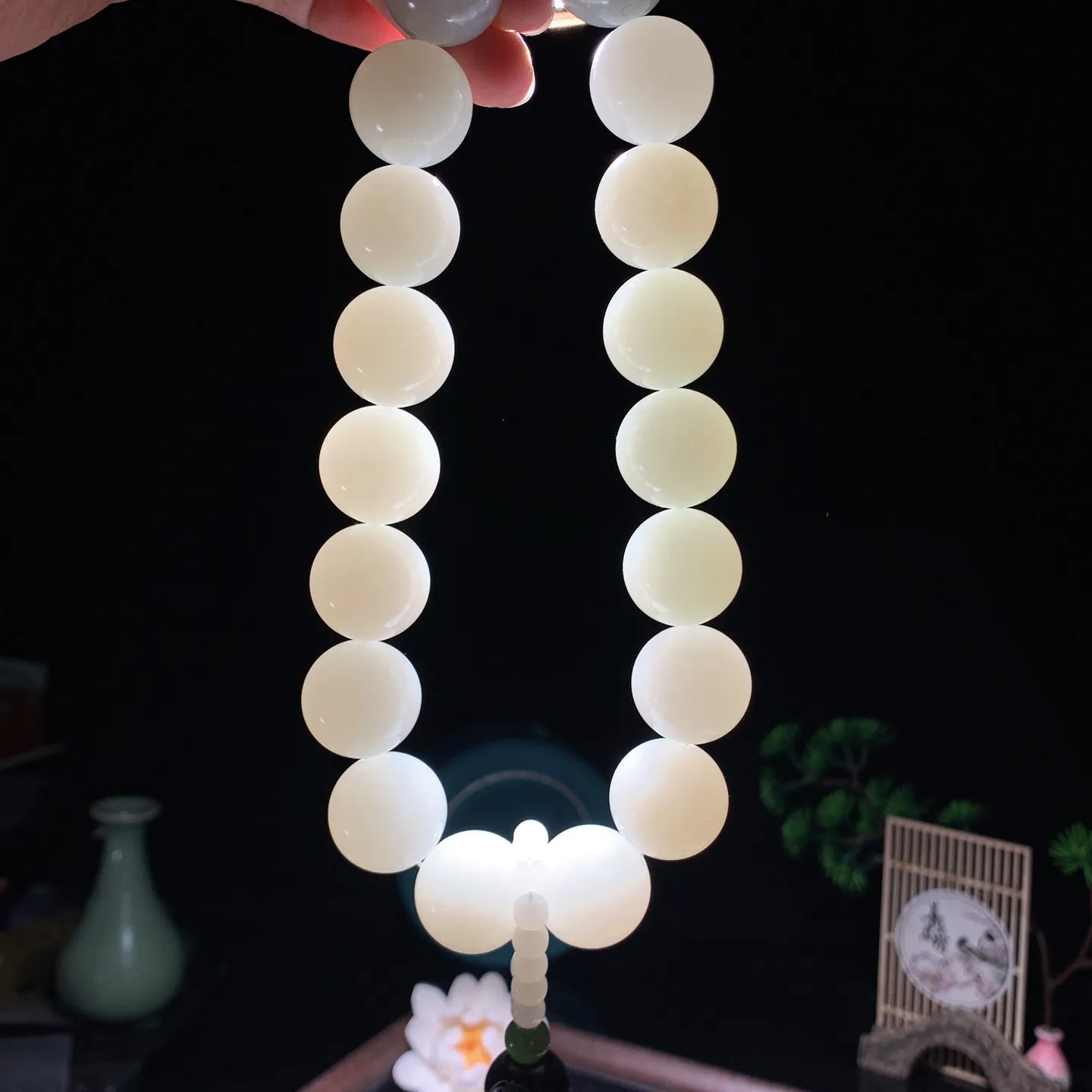 和田玉白玉羊脂白玉手持 单颗尺寸20！玉质细腻油润。手推出油。佩戴高端典雅。lt251211