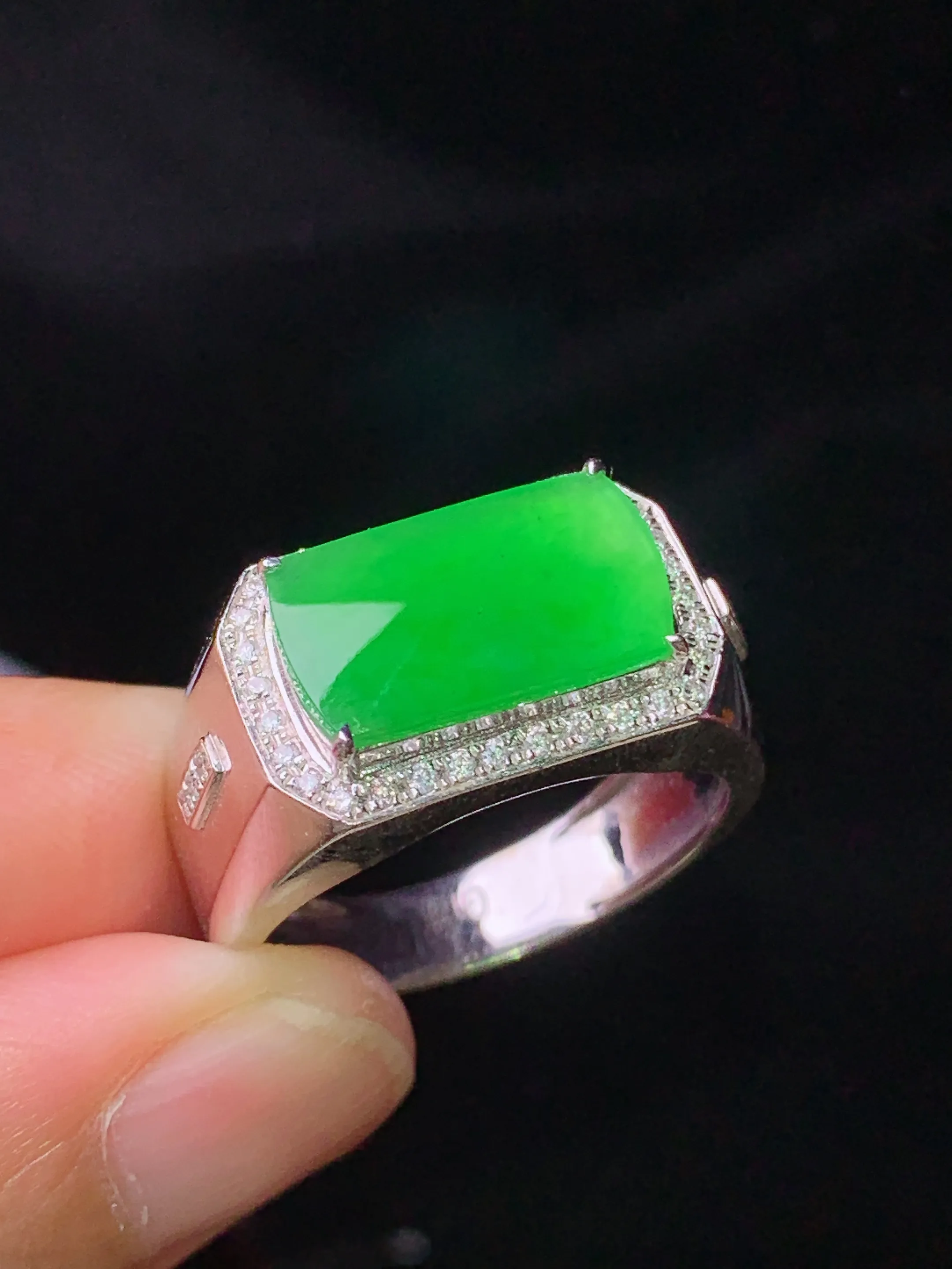 18k金钻镶嵌满绿马鞍戒指 玉质细腻 水润亮眼 色泽艳丽 圈口20 裸石尺寸7.8*13.6*2.2