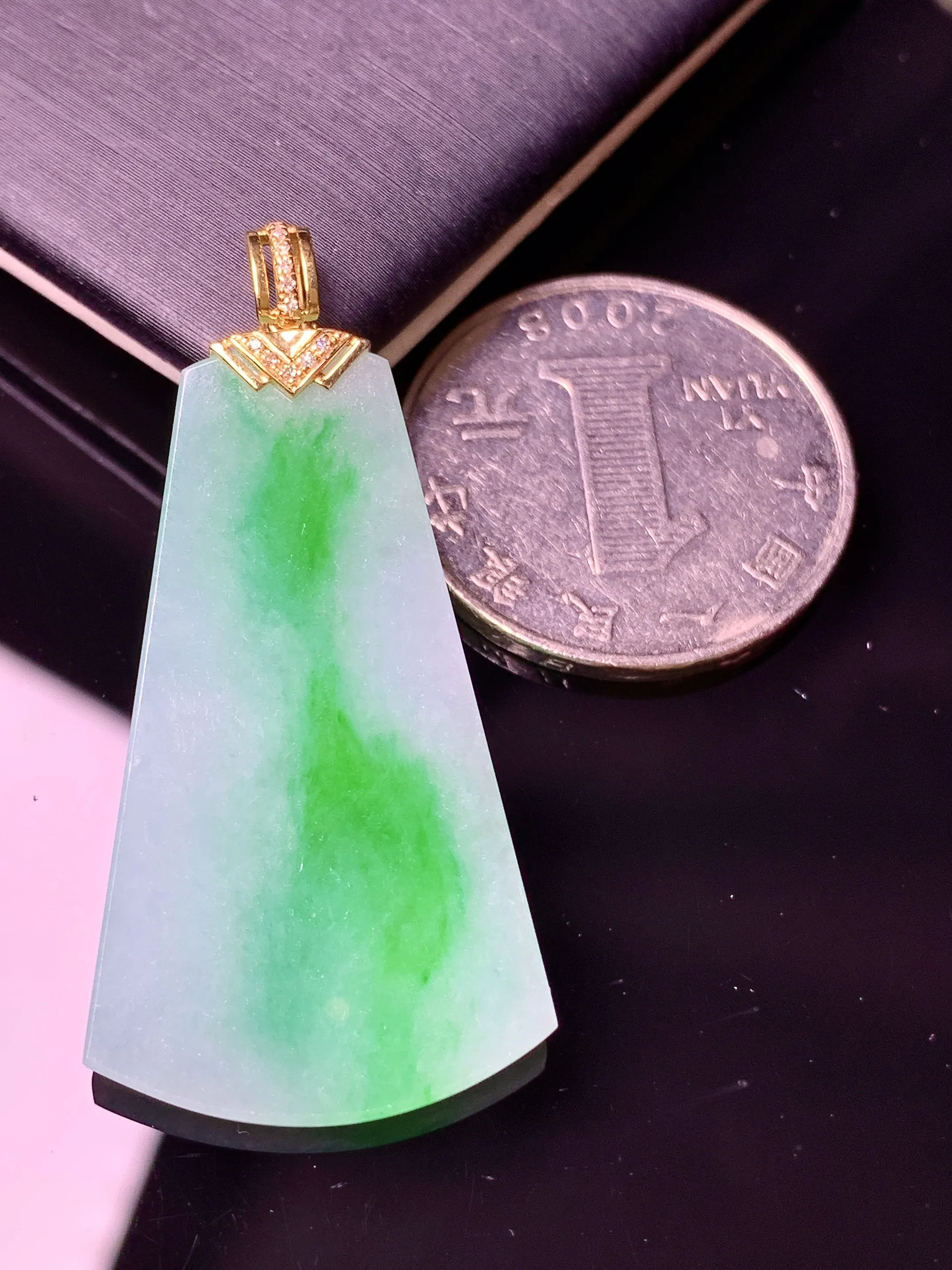 18k金飘绿无事牌吊坠 玉质细腻 水润亮眼 色泽艳丽 整体尺寸43.3*21.2*2.7