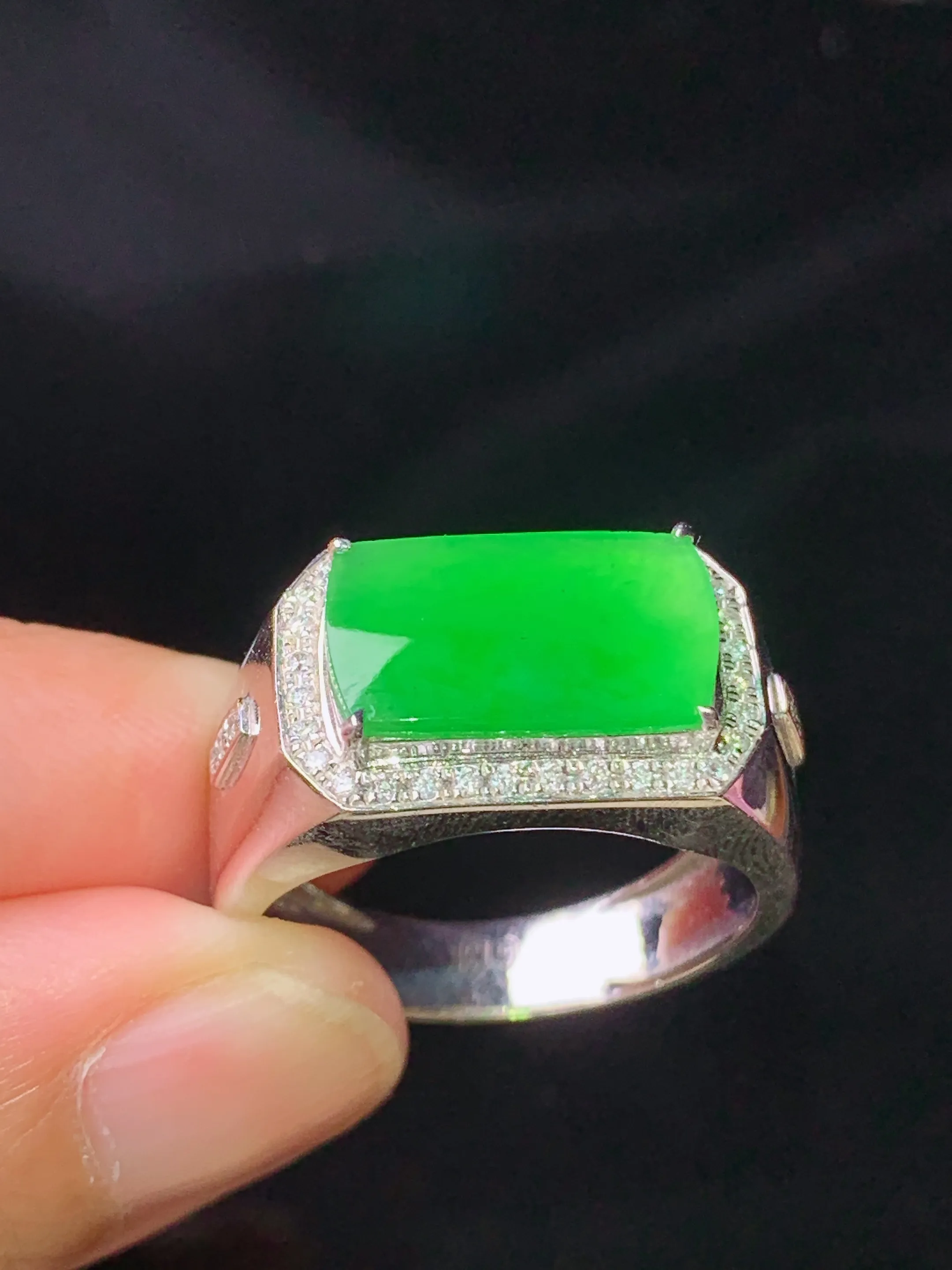 18k金钻镶嵌满绿马鞍戒指 玉质细腻 水润亮眼 色泽艳丽 圈口20 裸石尺寸7.8*13.6*2.2