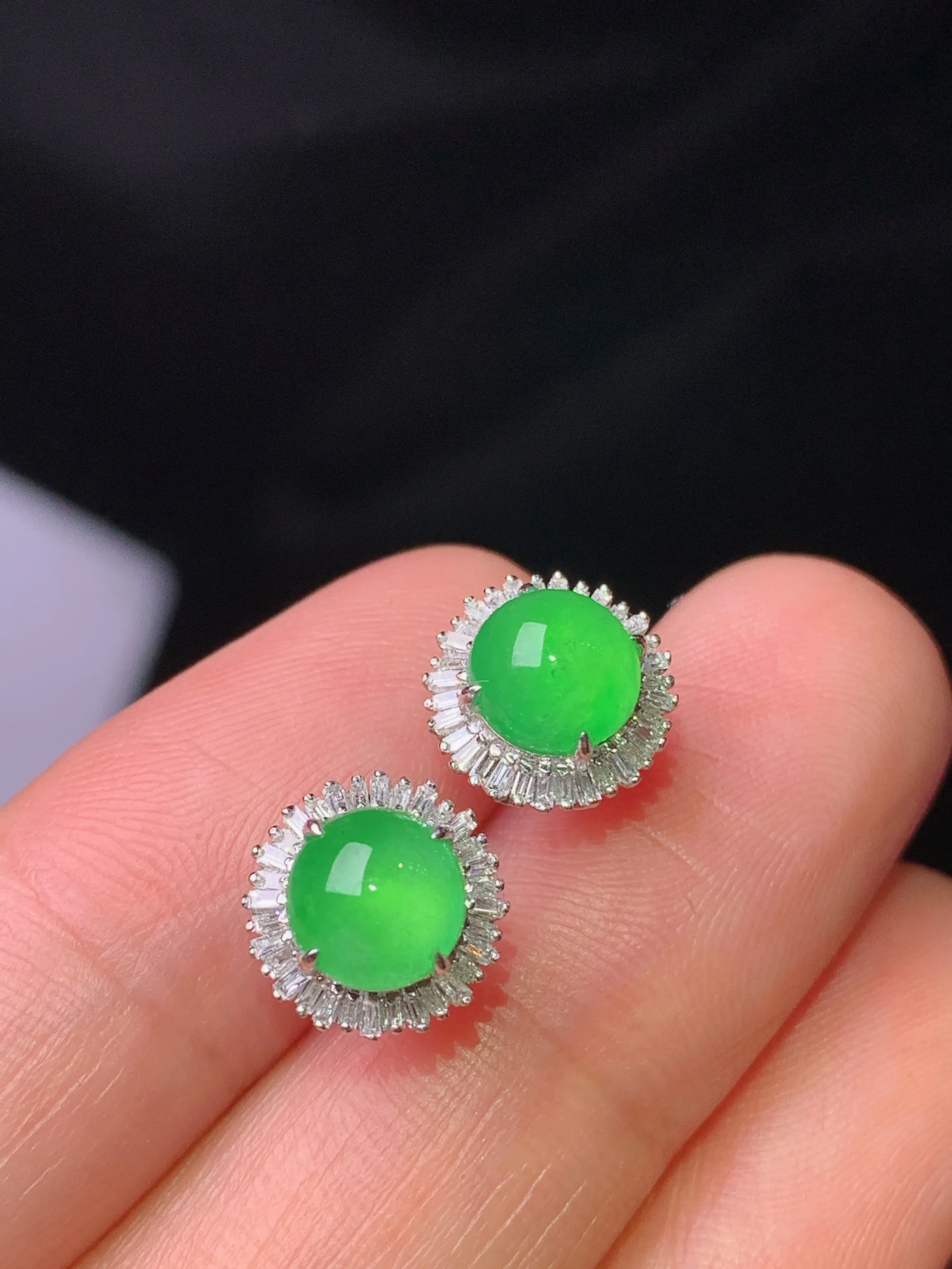 18k金钻镶嵌满绿蛋面耳钉 玉质细腻 水润亮眼 色泽艳丽 整体尺寸9.5*7.5