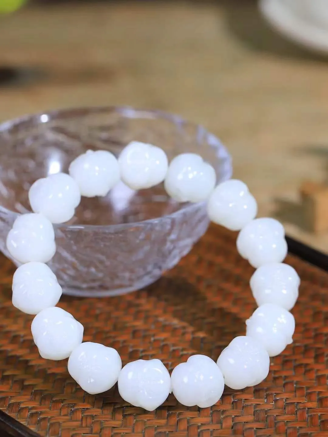 （弥勒笑佛.手串）

精品和田玉白玉弥勒佛手串，脂粉浓郁，玉质细腻温润，油性十足，颗颗精雕笑佛，笑容可掬，让人如沐春风，笑语吟吟，寓意待人宽厚，遇事大度，能屈能伸，️福佛相伴，福运连绵。给佩戴者带来平安 。尺寸取一14.7-14.6-14.6mm重68.6克FDA-801201363