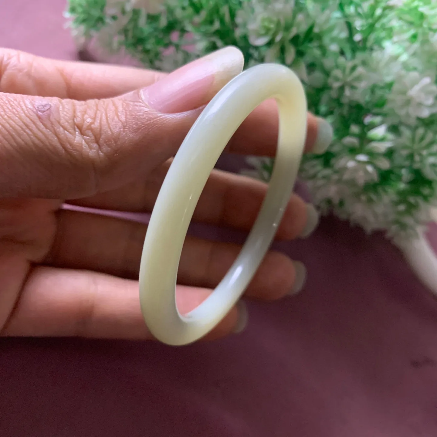 和田玉54圈口淡黄色手镯，圈口54宽7.3玉质细腻油润 底色纯净 脂粉好，品质高