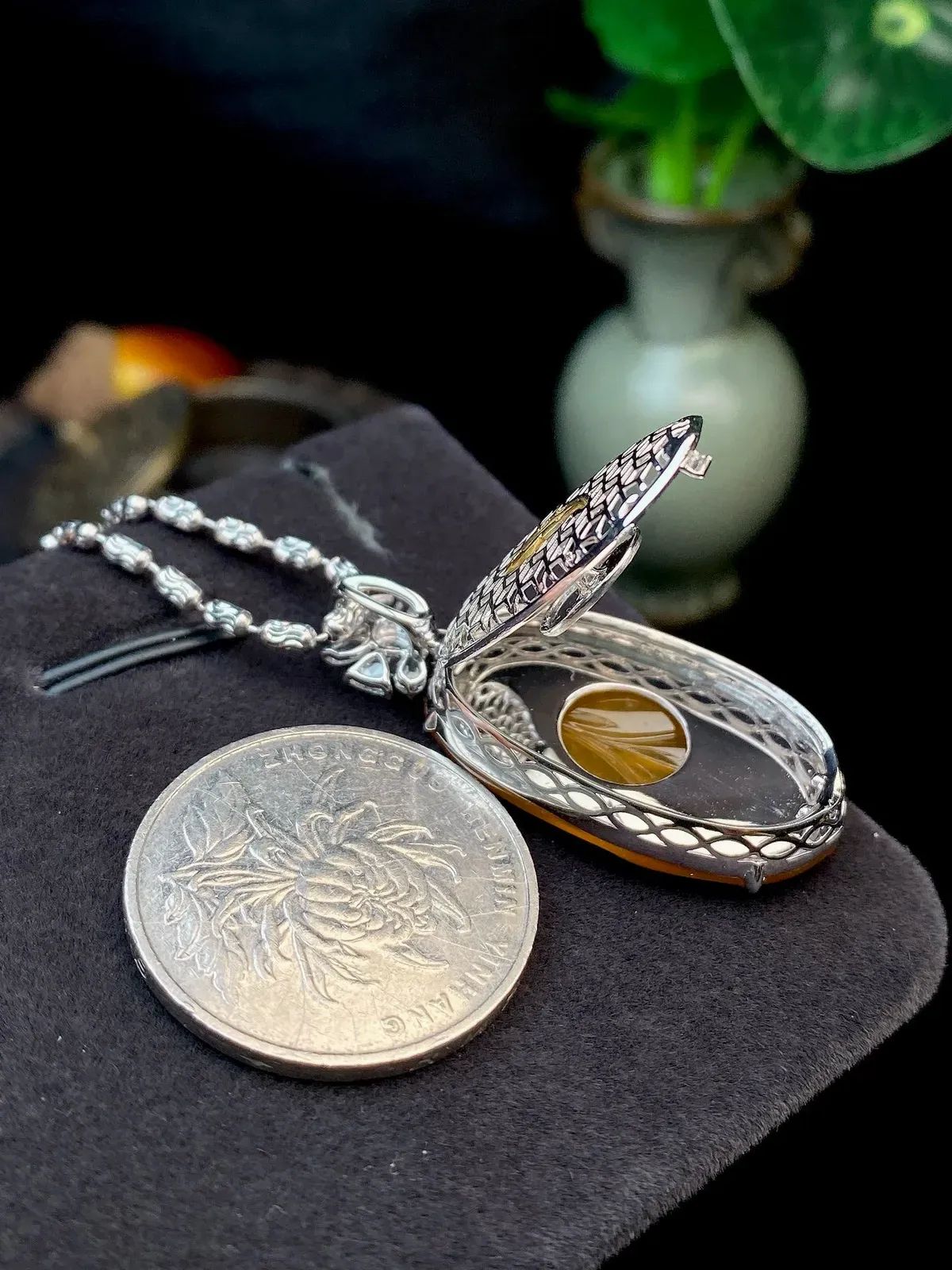 【冰种黄翡叶子】金枝玉叶，质地细腻，冰润透亮，光泽出众，18k金钻镶嵌，裸石尺寸29.2*16.4*2.6毫米