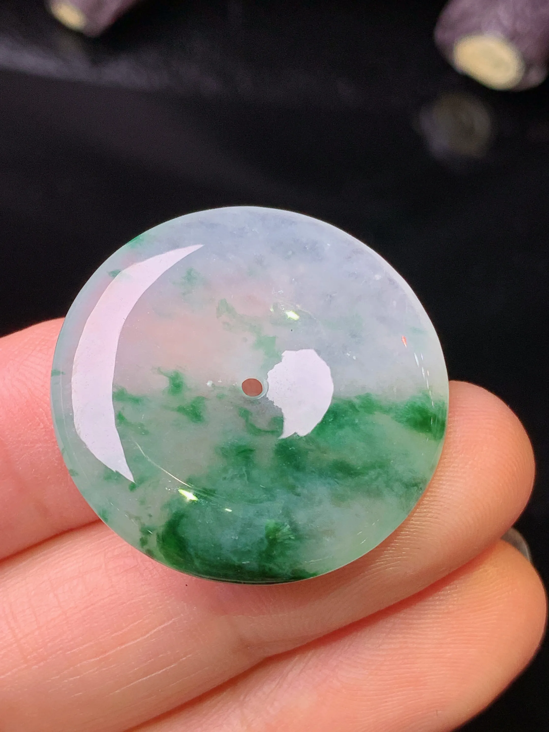 冰种飘绿平安扣吊坠 玉质细腻 水润亮眼 色泽艳丽 整体尺寸27*5.2