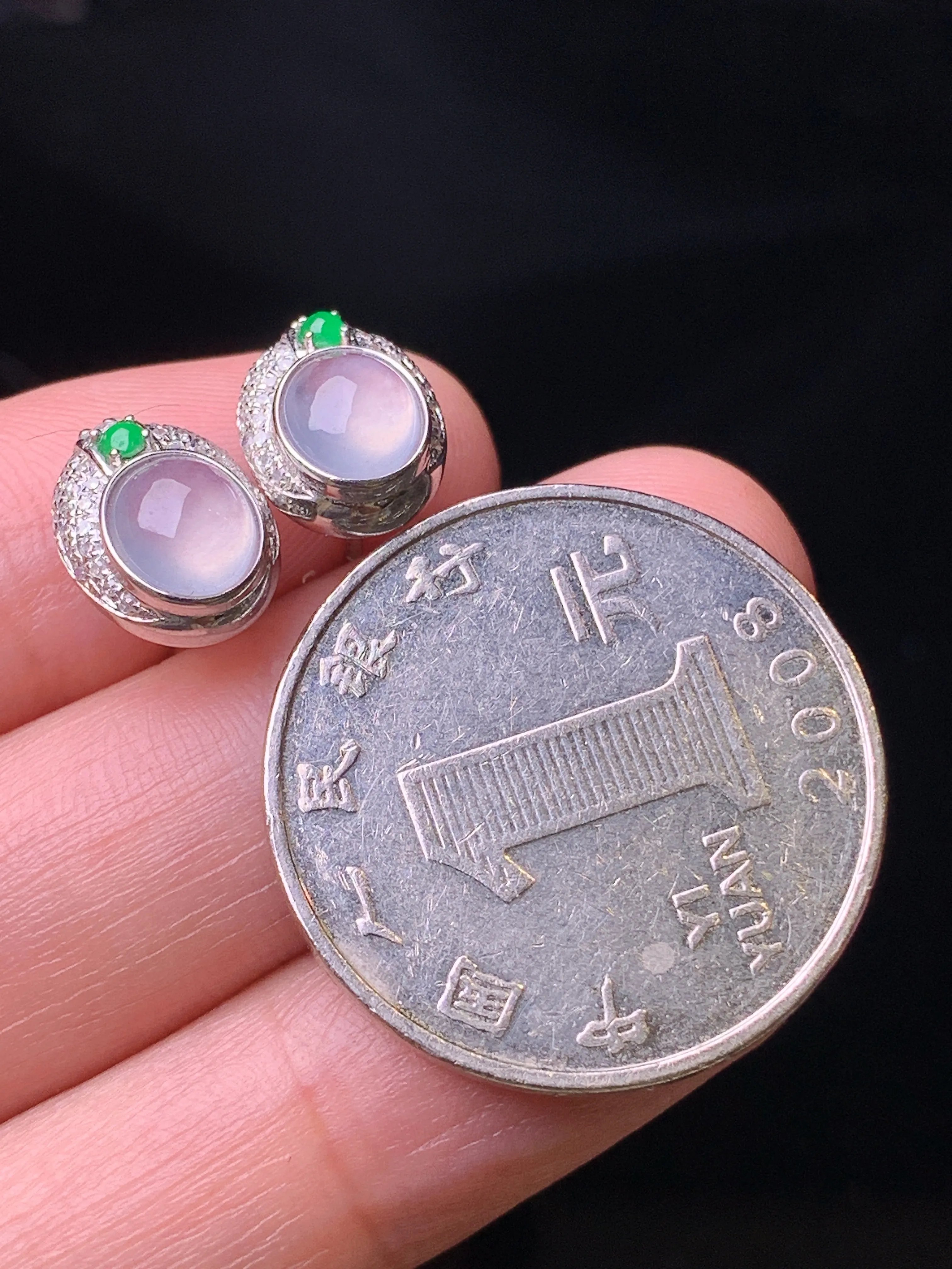 18k金钻镶嵌冰种蛋面耳钉 玉质细腻 水润亮眼 色泽艳丽 整体尺寸11*8.5*5.2