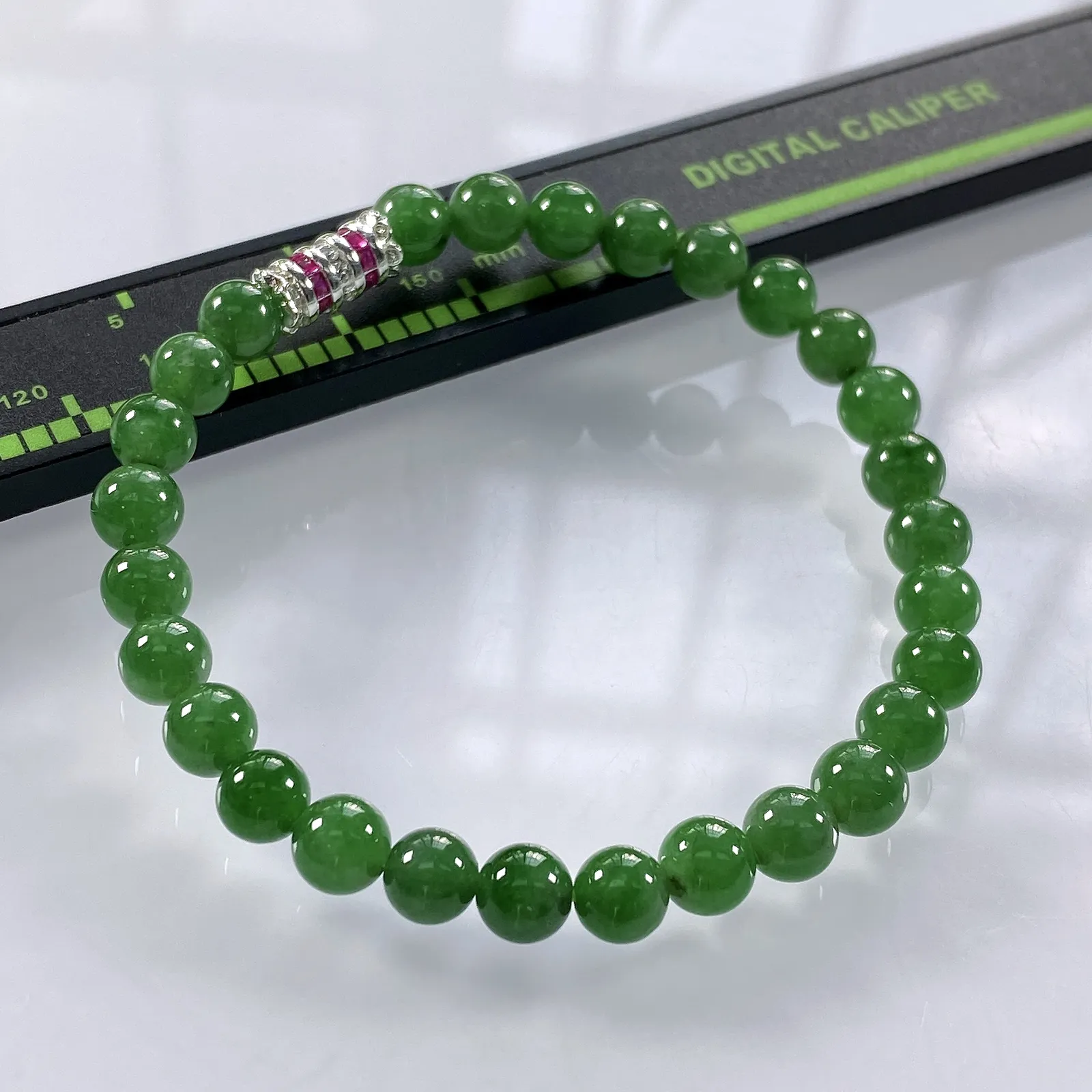 缅甸天然翡翠A货，卡6冰种浓绿圆珠手串手链，尺寸：6mm/28颗，长度175mm，重量：10.11g