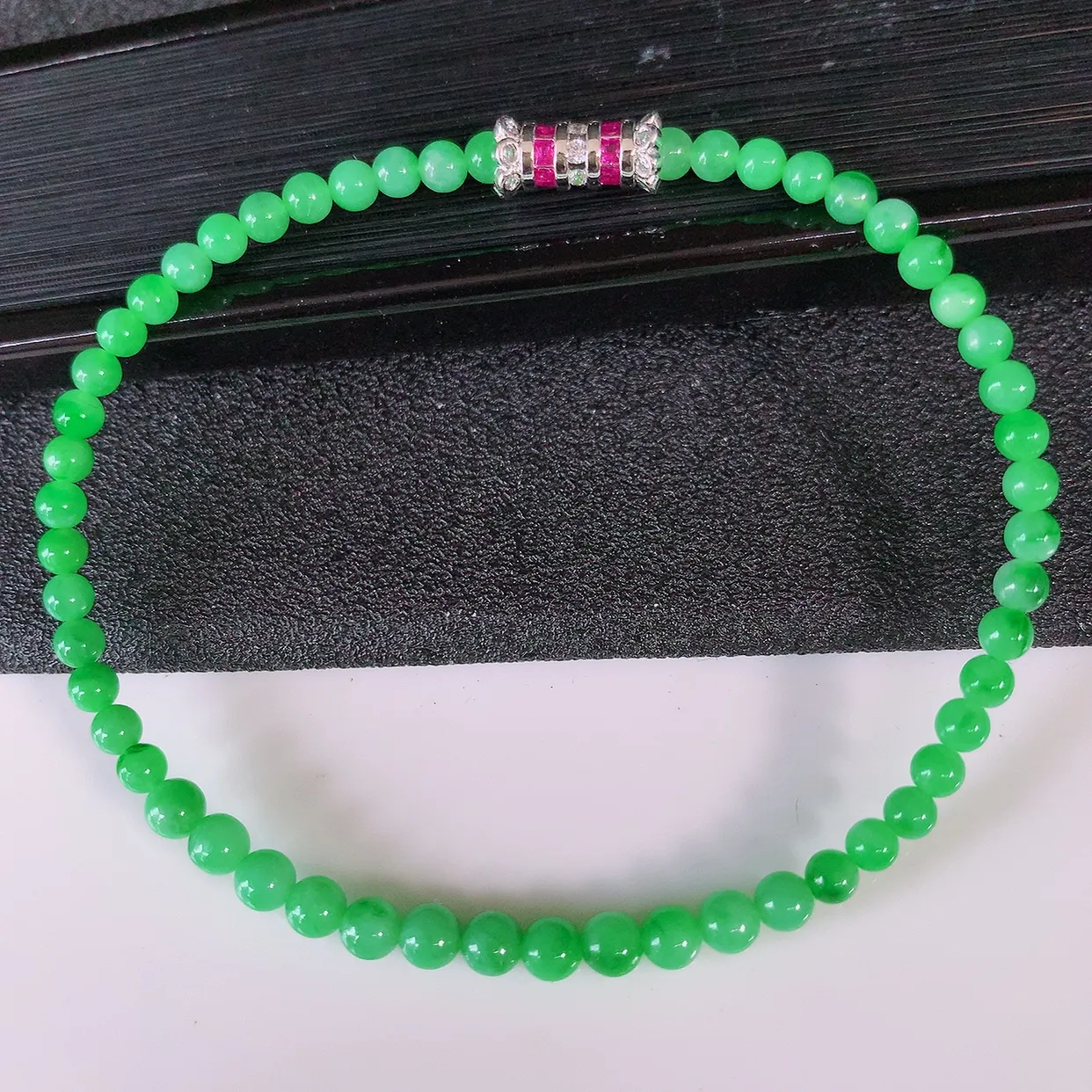 自然光实拍，冰润满绿翡翠手串手链，种老水足， 冰清玉润  颜色漂亮  #001.1取一尺寸3.9mm