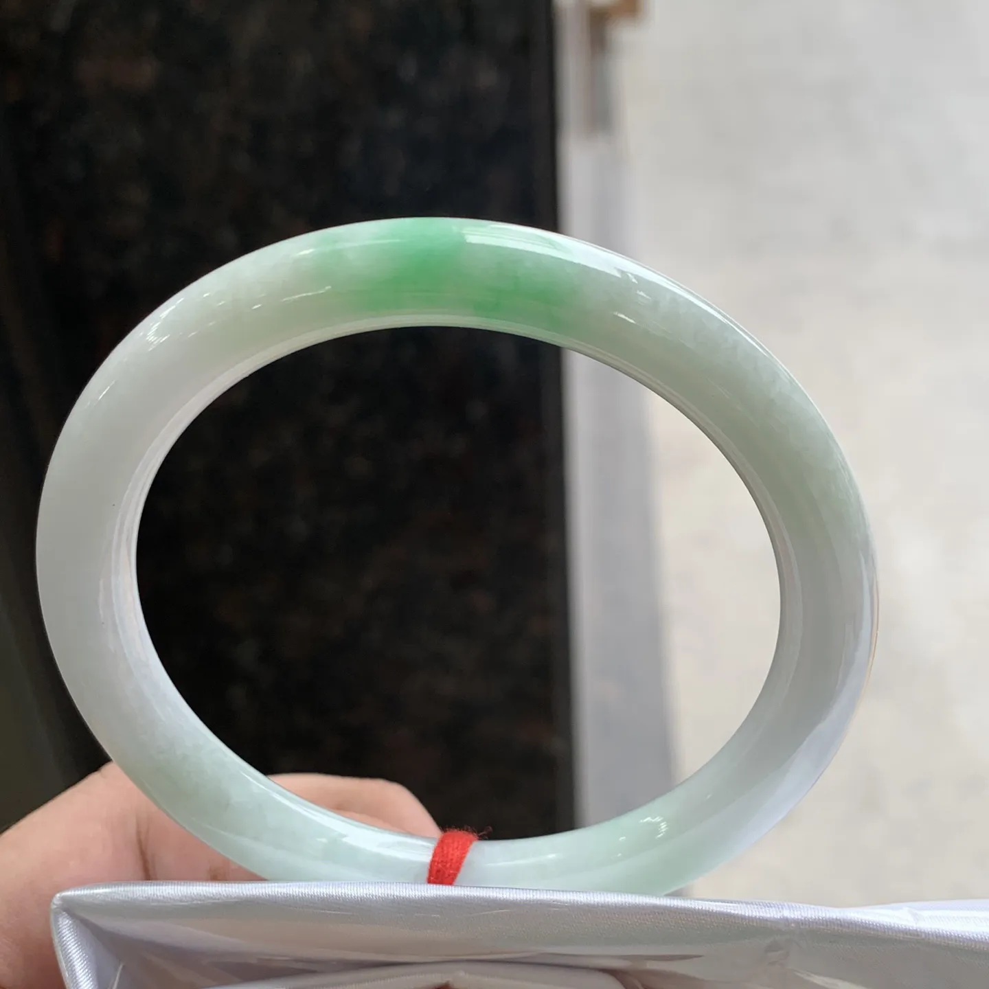 圆条冰糯翠绿 无瑕 尺寸:62.5/9 大圈口