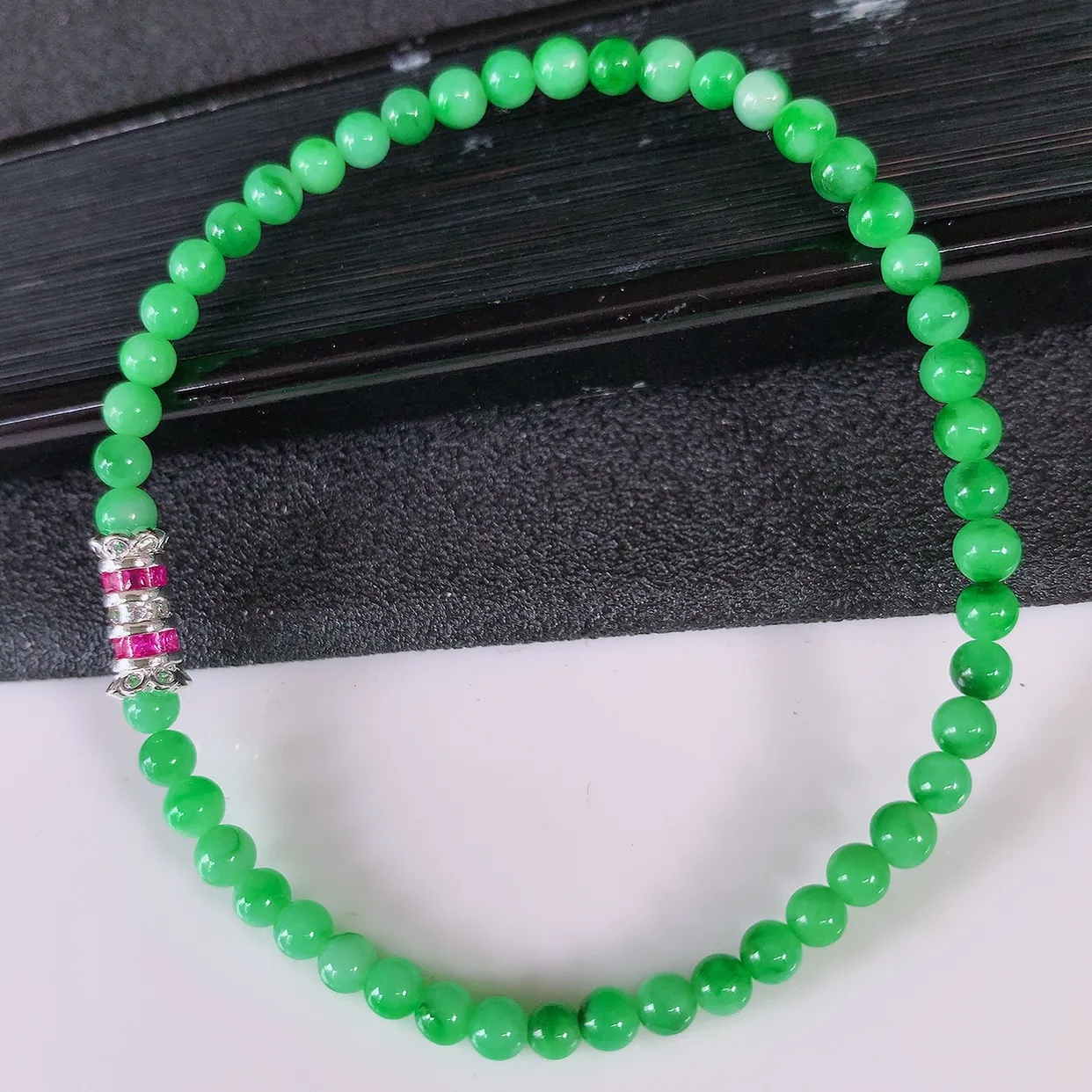 自然光实拍，冰润满绿翡翠手串手链，种老水足，冰清玉润  颜色漂亮  #003.1取一尺寸3.9mm