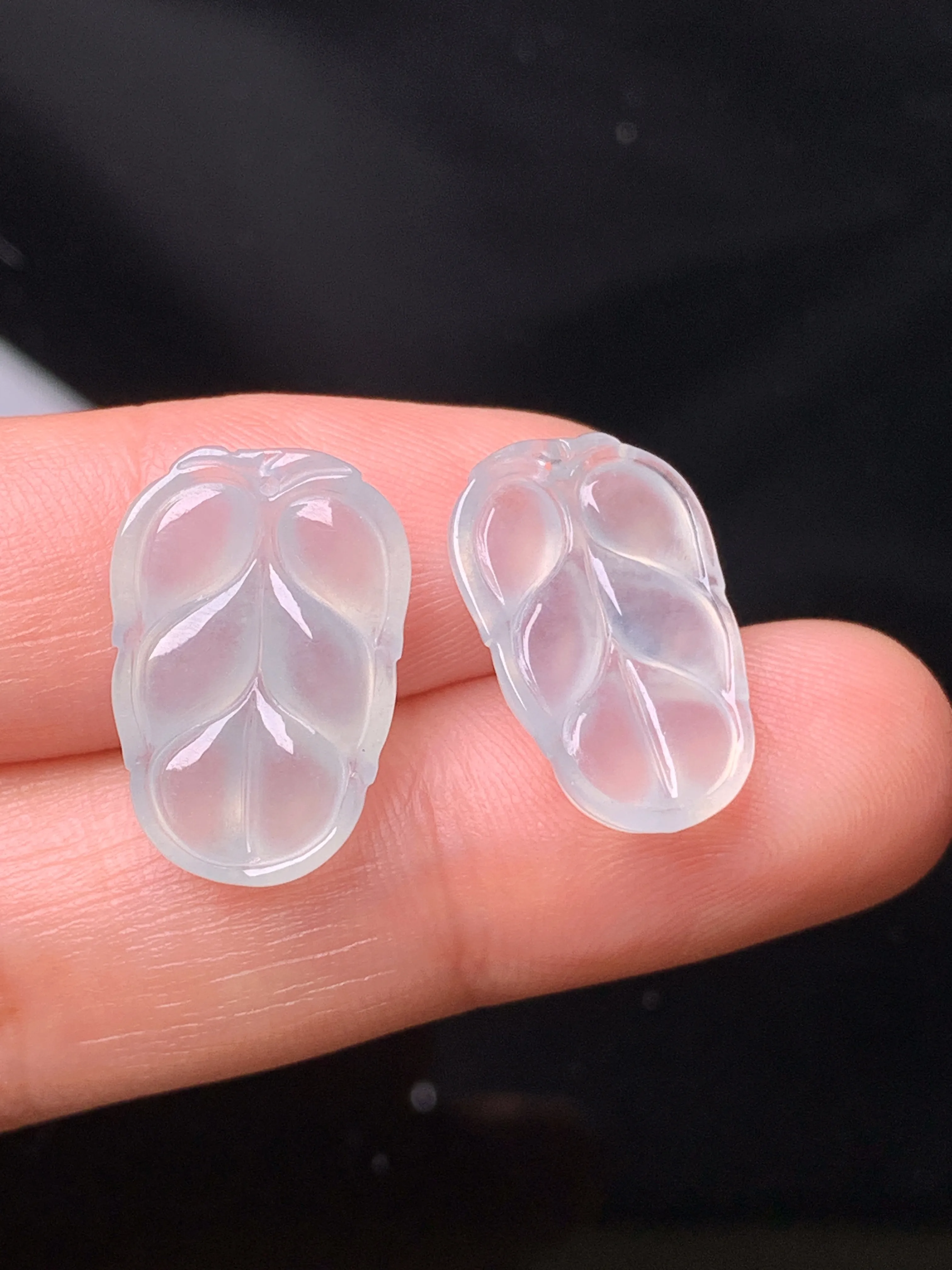 冰种树叶一对 玉质细腻 水润亮眼 色泽艳丽 整体尺寸17.6*12*3.8