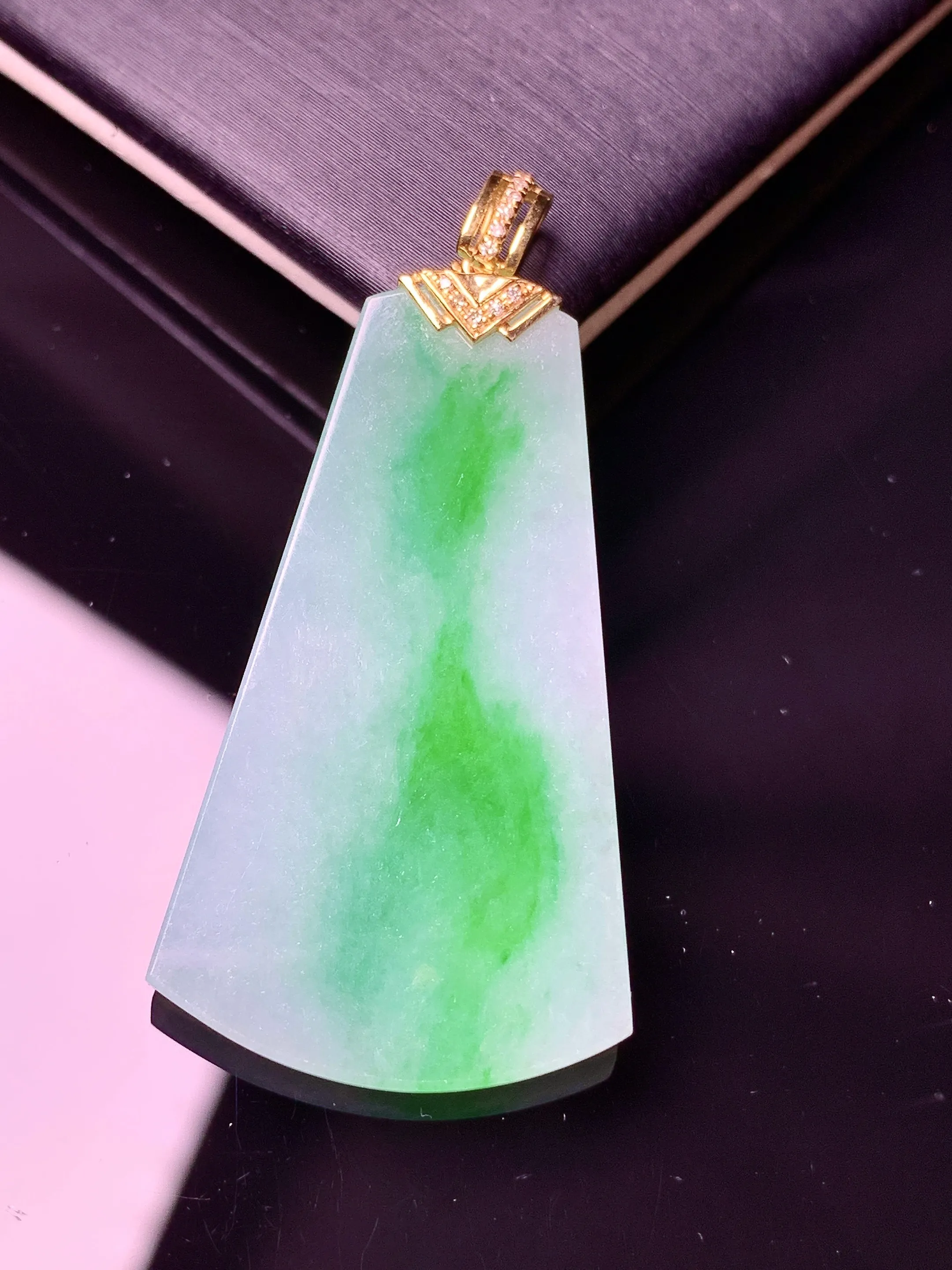 18k金飘绿无事牌吊坠 玉质细腻 水润亮眼 色泽艳丽 整体尺寸43.3*21.2*2.7