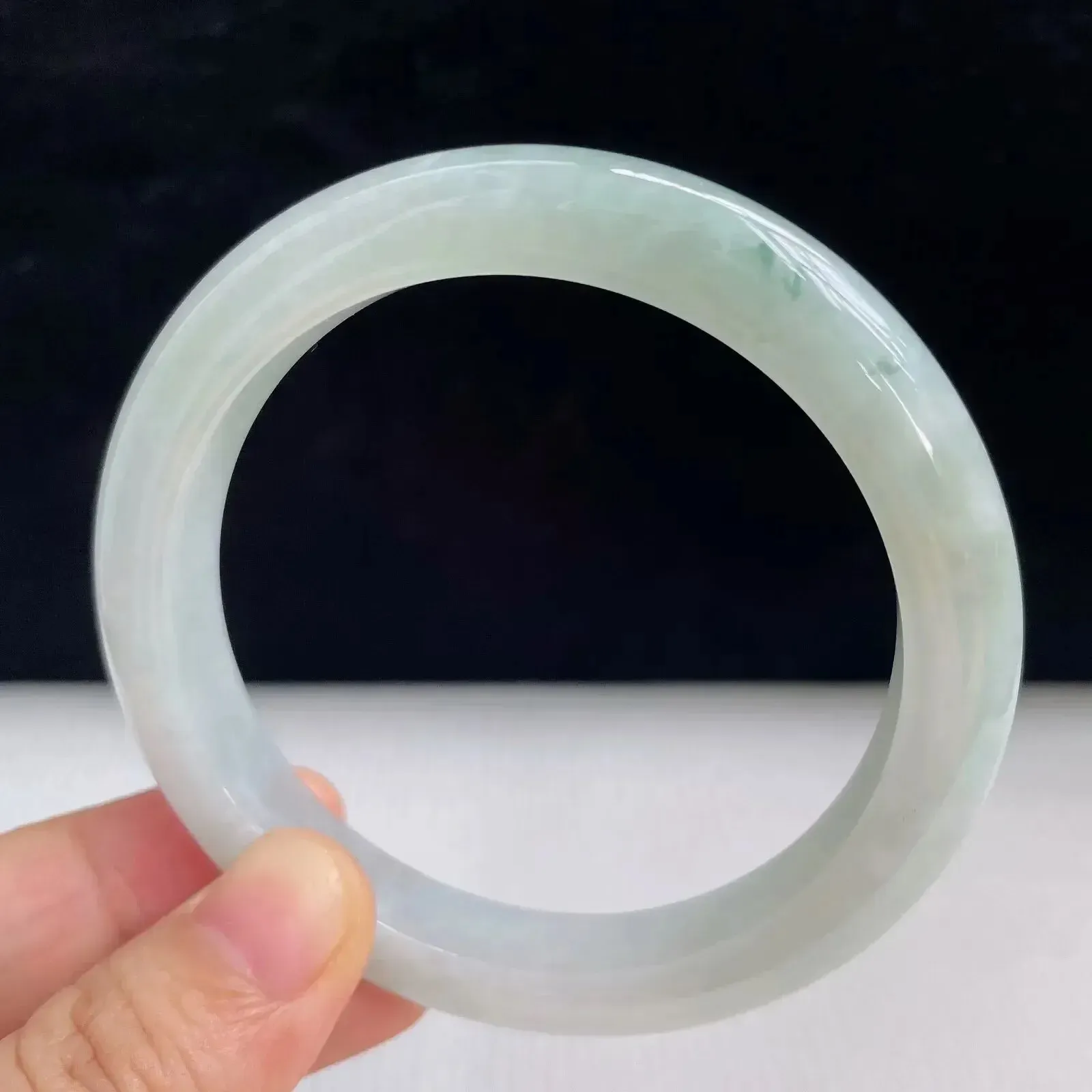 55mm自然光拍摄天然翡翠淡绿好种水正圈手镯43.42克