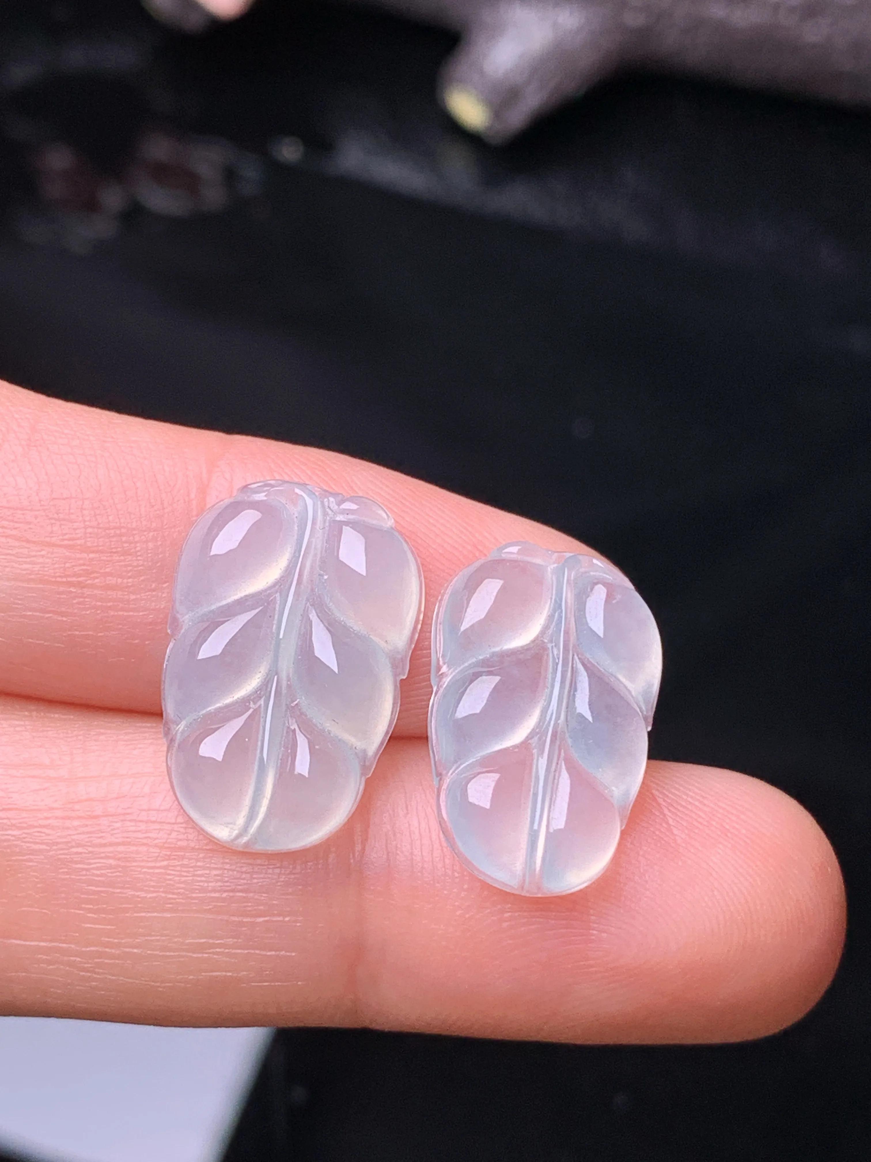 冰种树叶一对 玉质细腻 水润亮眼 色泽艳丽 整体尺寸17.6*12*3.8