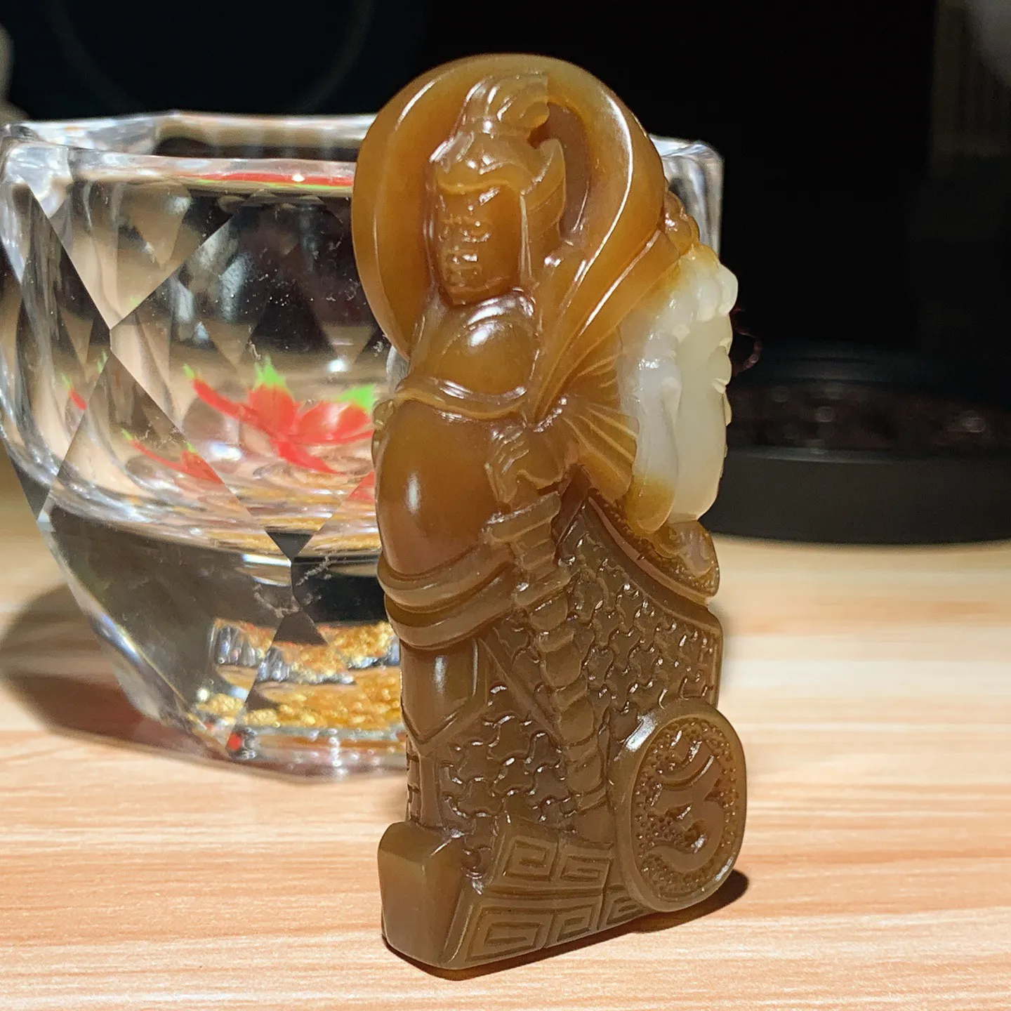 新疆和田玉且末糖韦驮菩萨牌子挂件。尺寸57/28/13重36.7克。佛教艺术和民间信仰中，将武将形象与观音头像结合的寓意可能涉及护法与慈悲的象征 玉质细腻油润。手推出油。lt251211