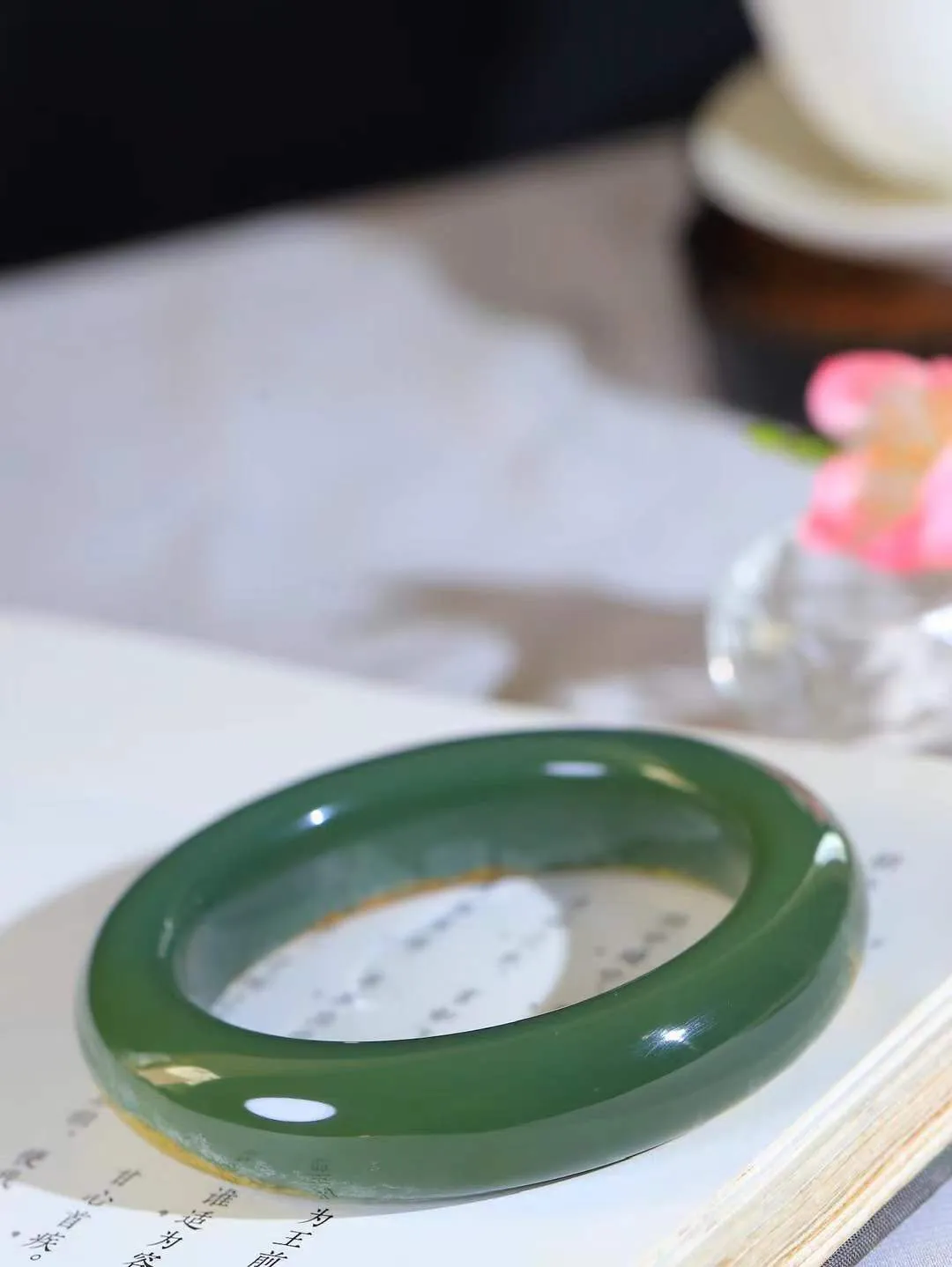 【情有独钟.手镯】

精品和田玉沙枣青手镯 玉质温润细腻 油性十足 手感舒适，高华雅逸，线条流畅，