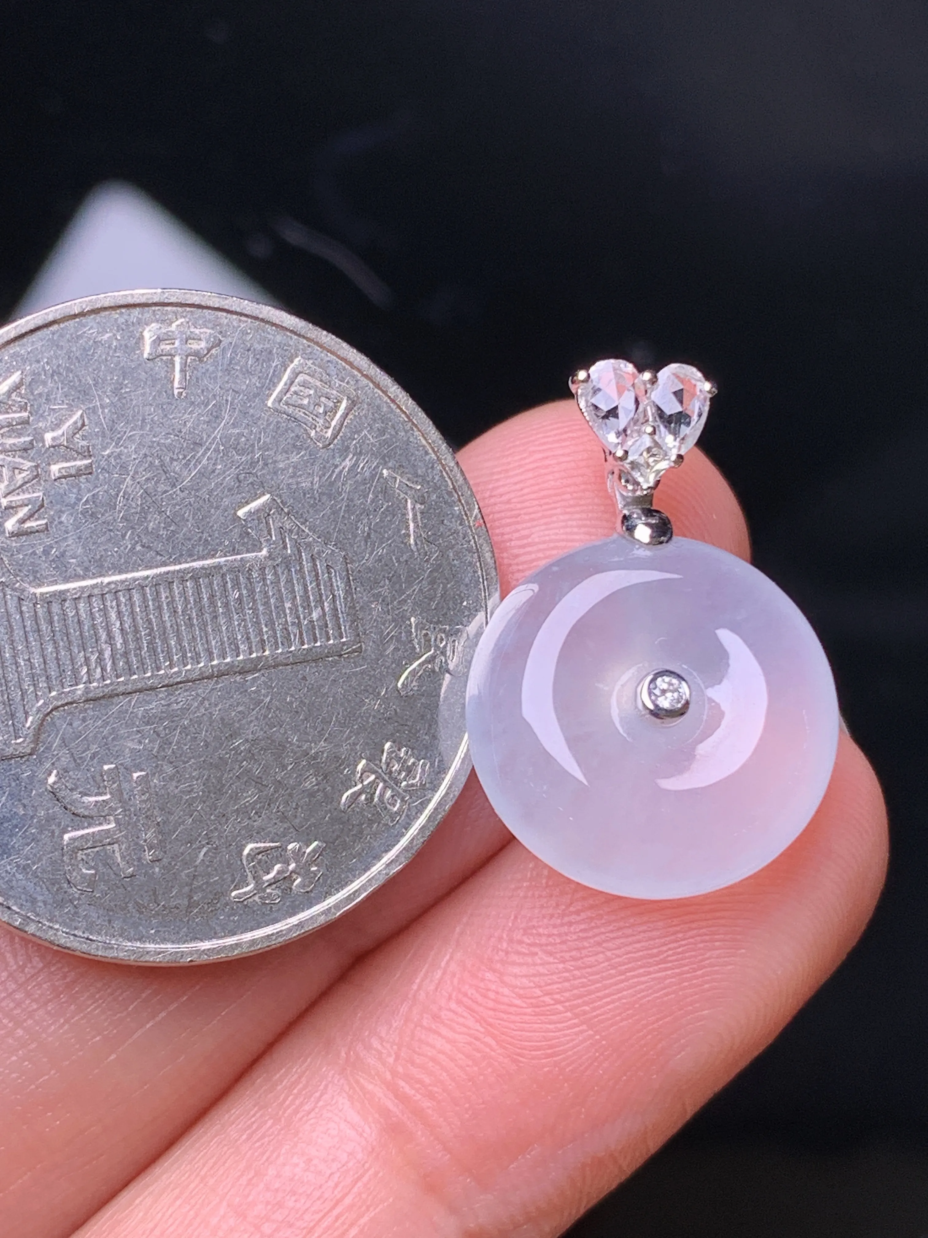 18k金钻白蓝宝镶嵌冰种平安扣吊坠 玉质细腻 水润亮眼 色泽艳丽 整体尺寸20*13.7*5.5