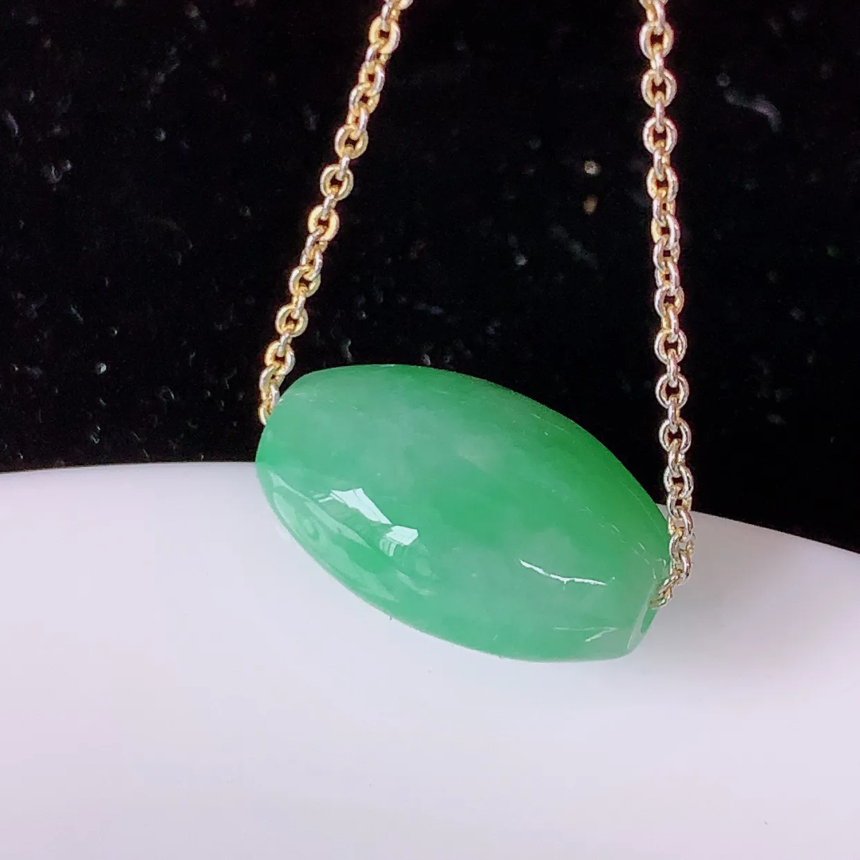 自然光实拍，冰润满绿翡翠路路通吊坠，寓意好运连连，路路畅通，经典款式，财运滚滚，路路通，佩戴效果更好！ 配银链子#058.3尺寸17*11.5*9mm