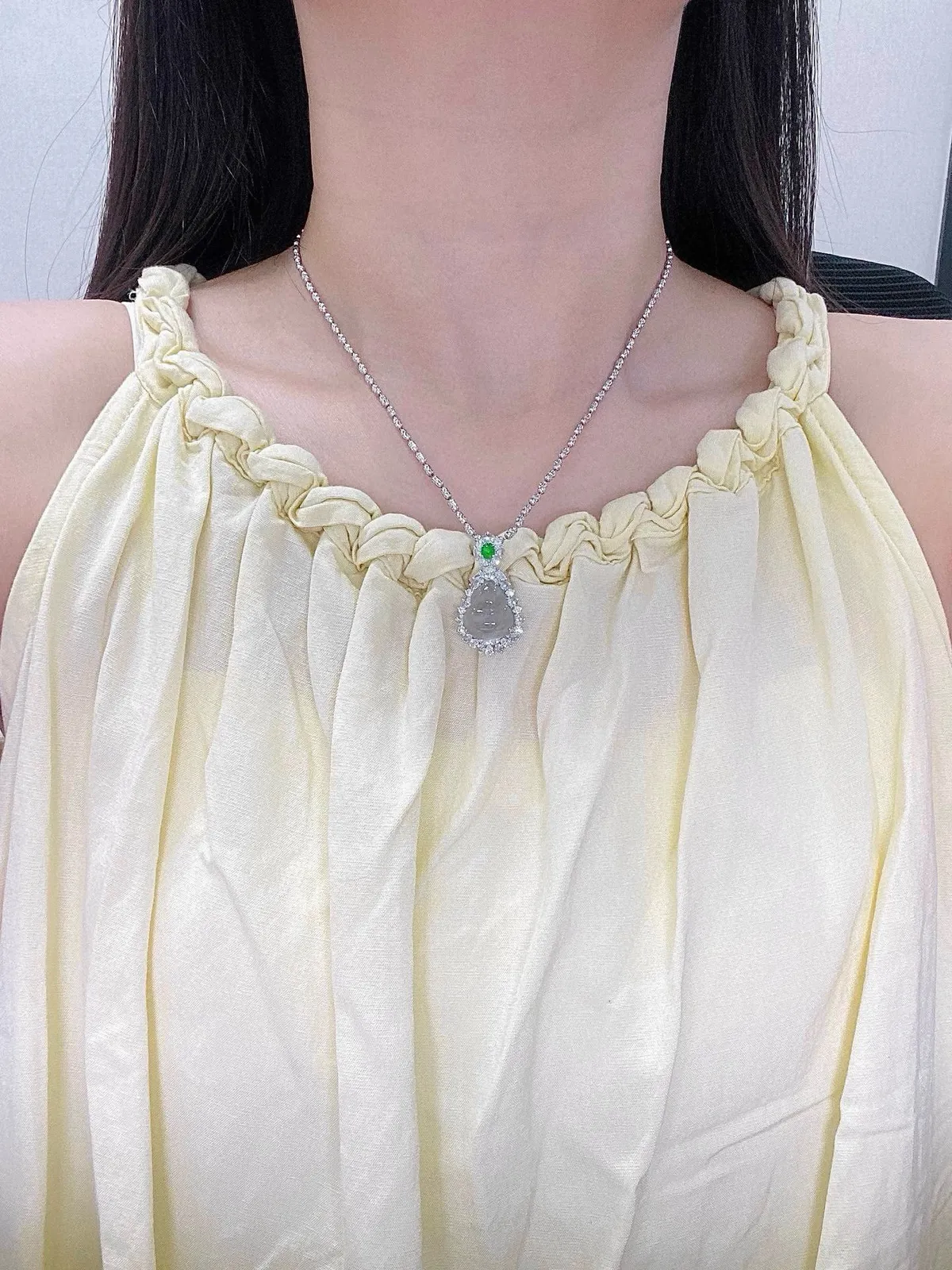 【冰种黑钢葫芦吊坠】质地细腻清爽，荧光感强烈，起刚光强烈，18K金钻镶嵌，裸石尺寸14.8*12.7*5毫米