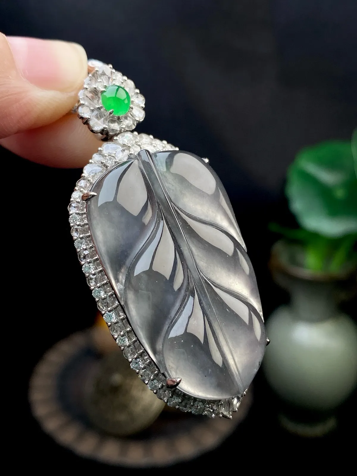 【冰种黑钢叶子】金枝玉叶，质地细腻，冰润透亮，光泽出众，18k金钻镶嵌，裸石尺寸33.7*20.4*4.3毫米
