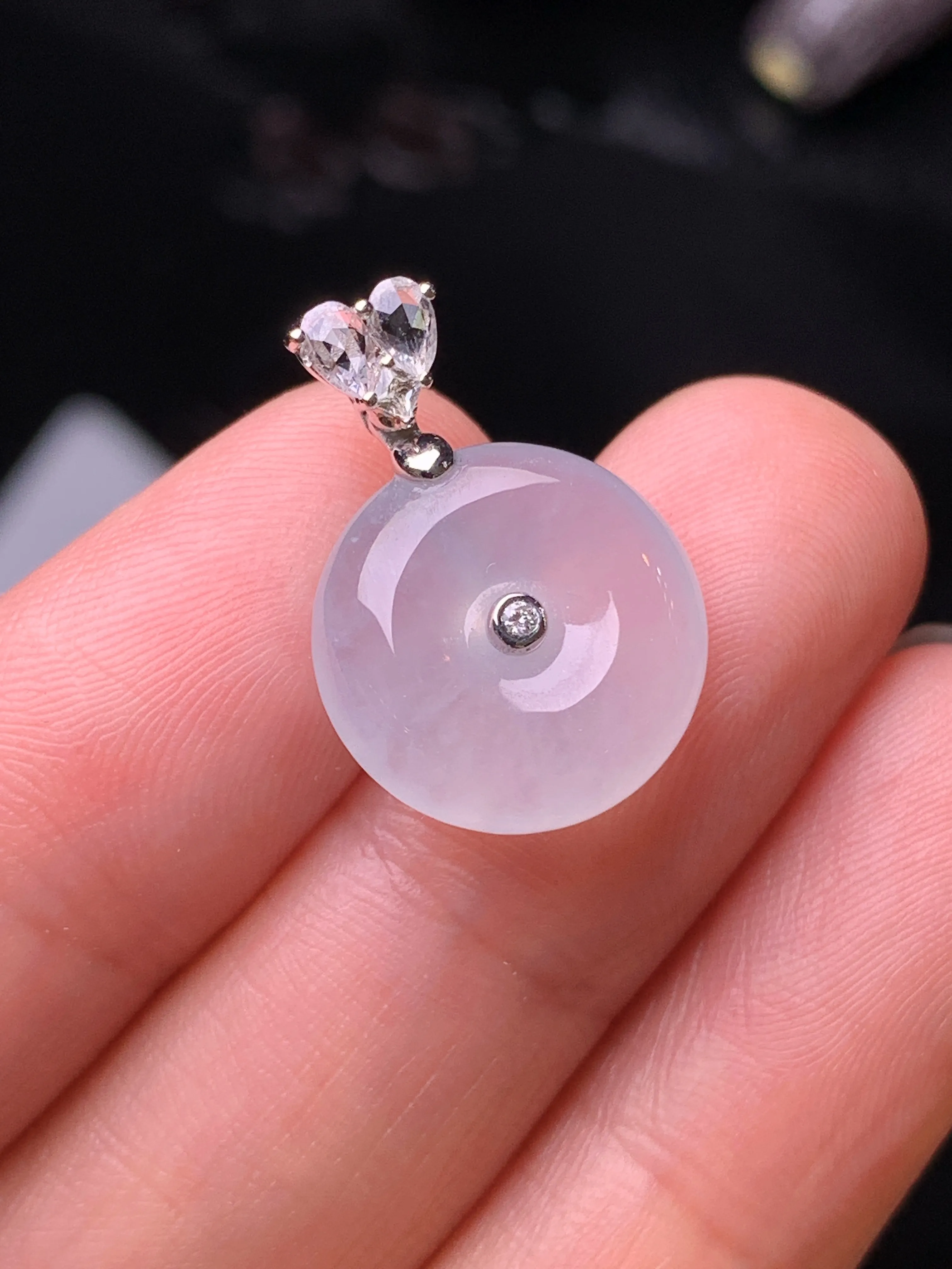 18k金钻白蓝宝镶嵌冰种平安扣吊坠 玉质细腻 水润亮眼 色泽艳丽 整体尺寸20*13.7*5.5