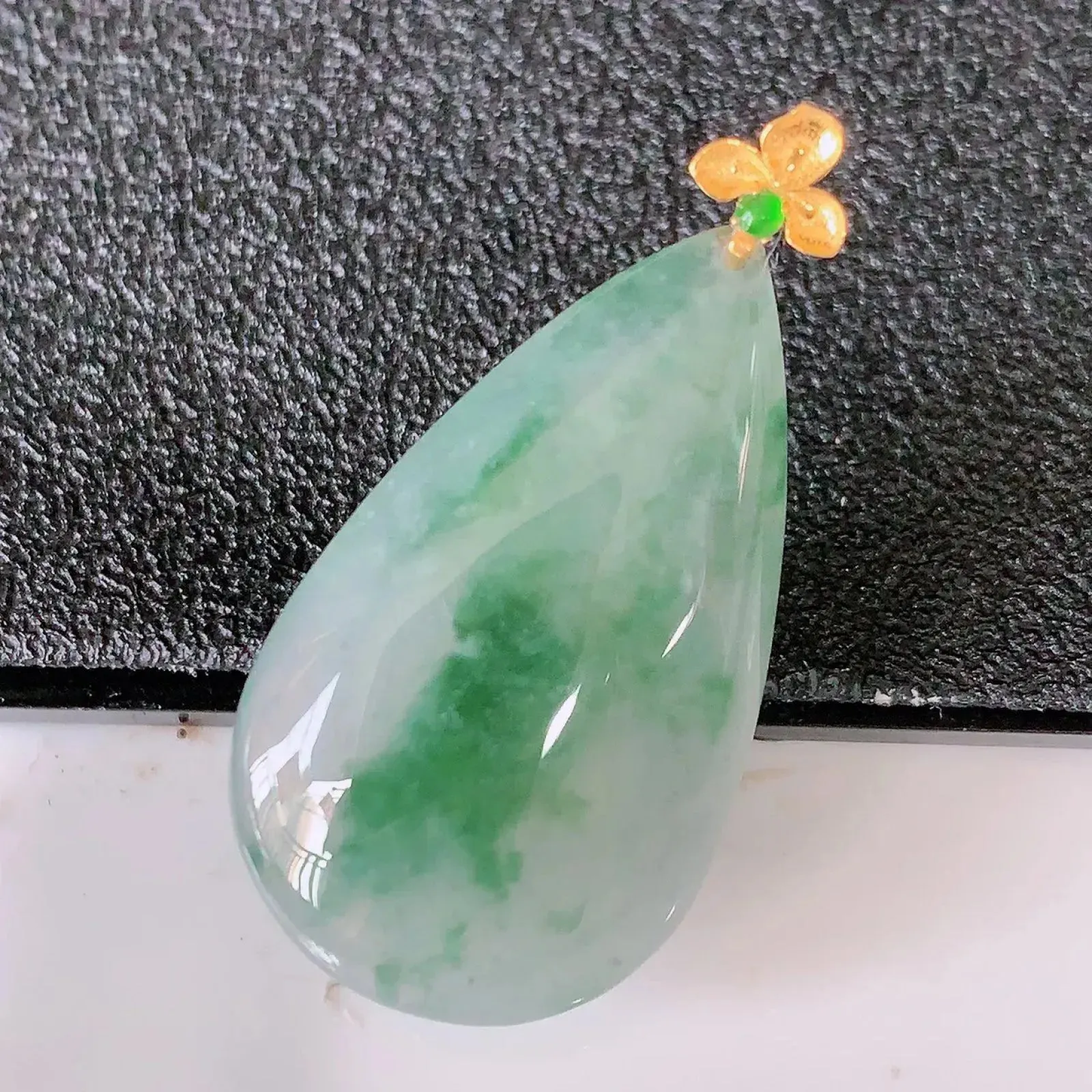 18k金镶嵌冰种飘花翡翠水滴吊坠  款式新颖，佩戴效果时尚出众，尽显气质，水润精细，美感十足。#121.3整体33裸石28-16.8-5.5mm