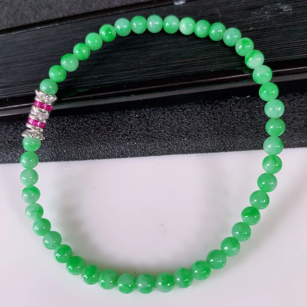 自然光实拍，冰润满绿翡翠手串手链，种老水足，冰清玉润  颜色漂亮  #004.1取一尺寸4.mm