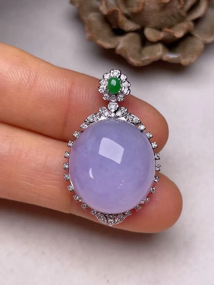 冰糯种淡紫鸽子蛋吊坠、真金真钻镶嵌，种水好，玉质细腻 .裸石尺寸  18.6*16.9