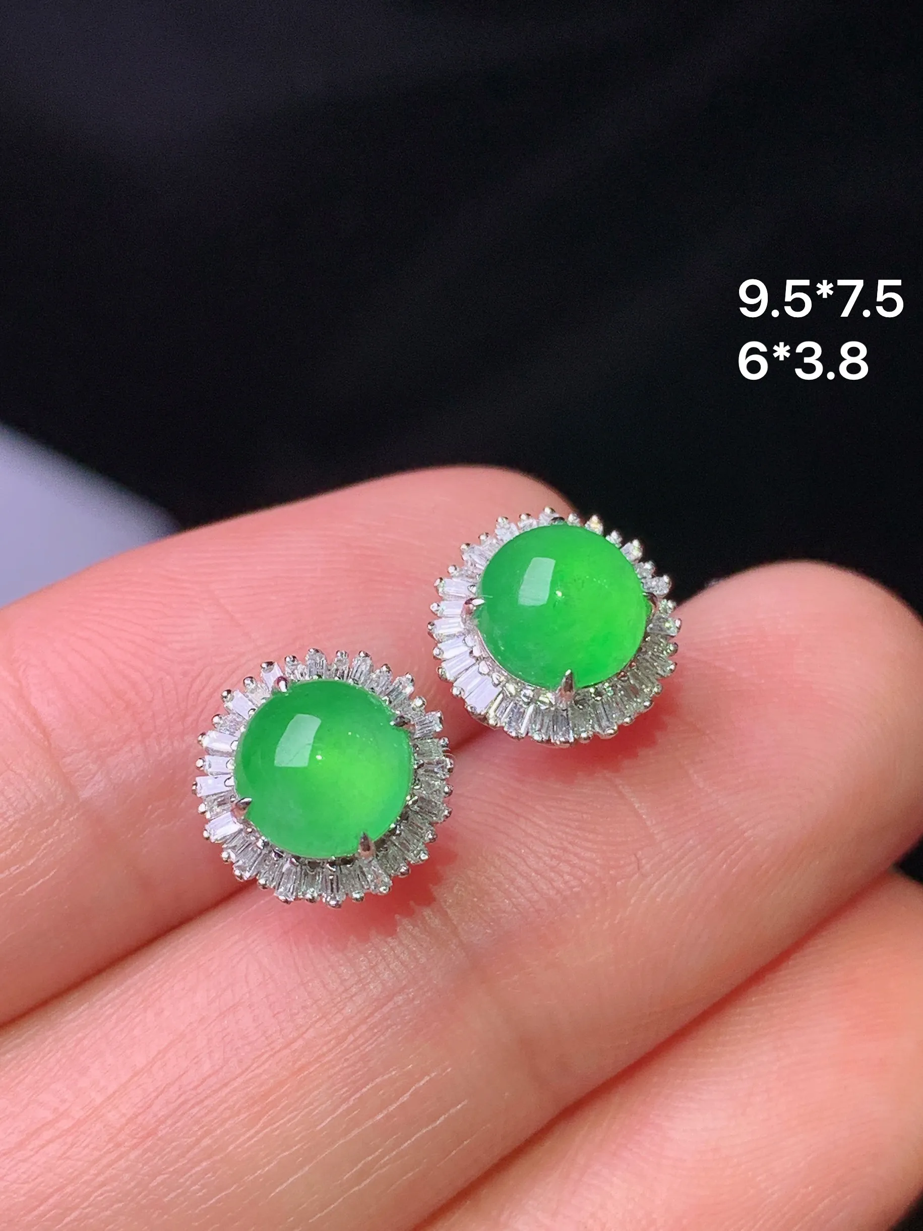 18k金钻镶嵌满绿蛋面耳钉 玉质细腻 水润亮眼 色泽艳丽 整体尺寸9.5*7.5