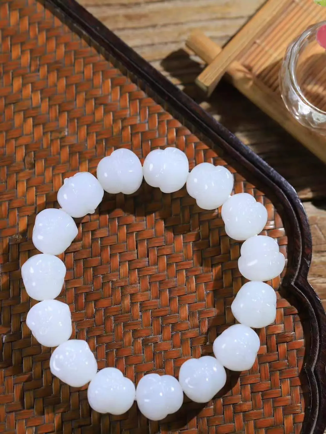 （弥勒笑佛.手串）

精品和田玉白玉弥勒佛手串，脂粉浓郁，玉质细腻温润，油性十足，颗颗精雕笑佛，笑容可掬，让人如沐春风，笑语吟吟，寓意待人宽厚，遇事大度，能屈能伸，️福佛相伴，福运连绵。给佩戴者带来平安 。尺寸取一14.7-14.6-14.6mm重68.6克FDA-801201363