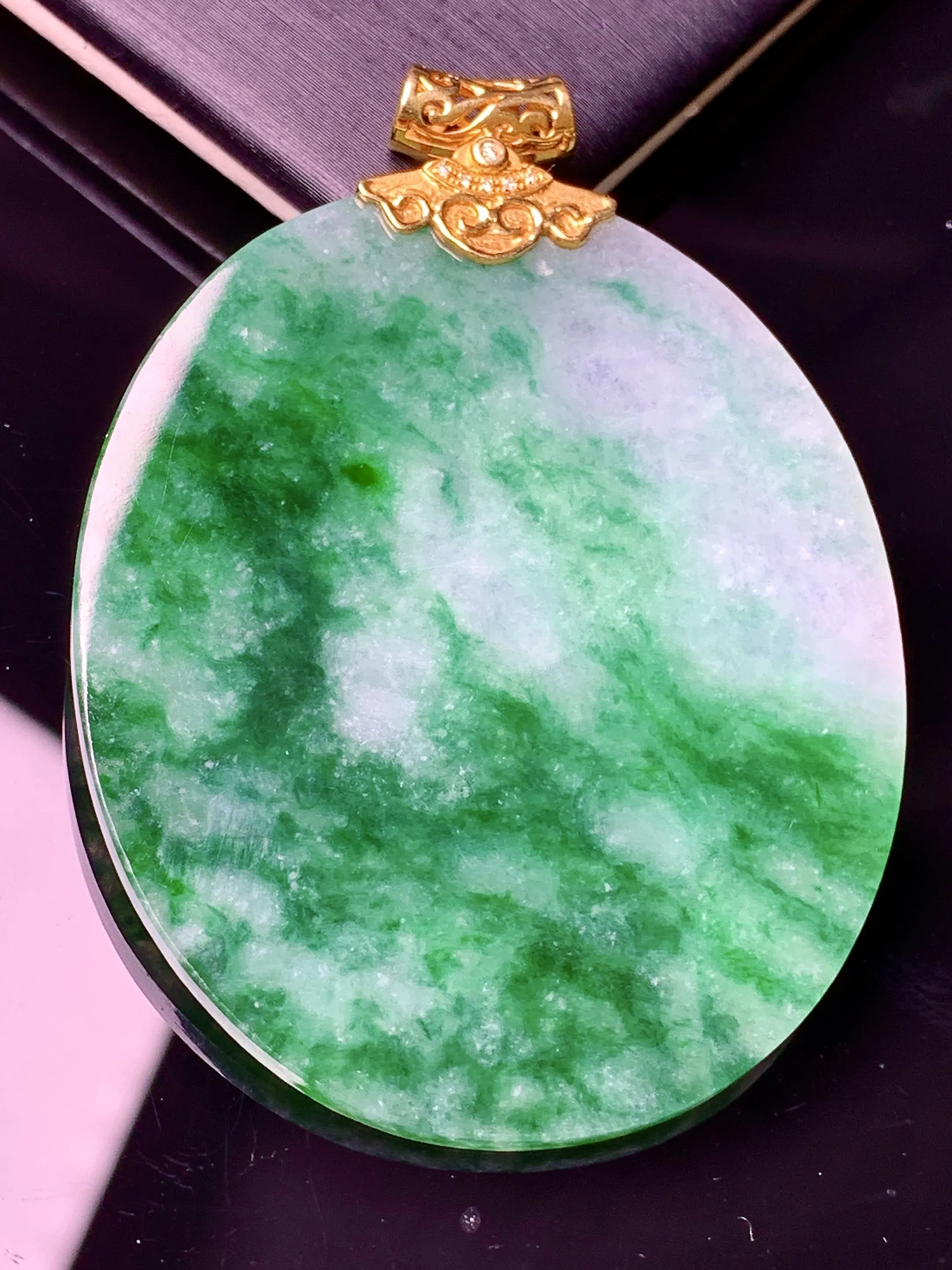 18k金钻镶嵌飘绿圆牌吊坠 玉质细腻 水润亮眼 色泽艳丽 整体尺寸56*41.2*2.5