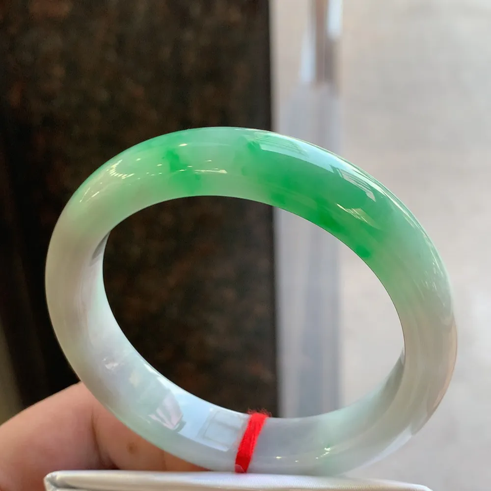 正圈冰糯阳绿 无瑕 尺寸:55.7/12.3/8.4 色好