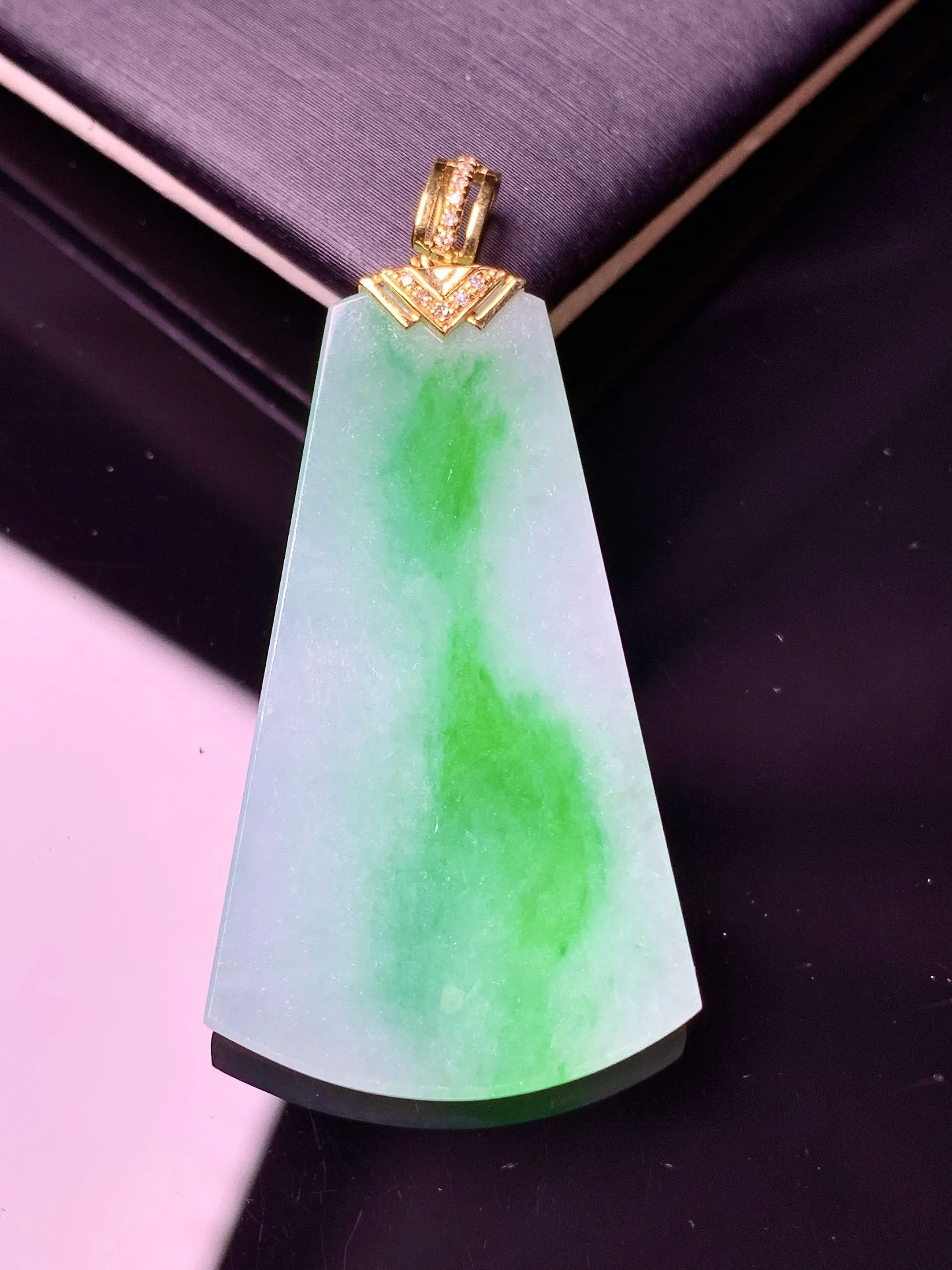 18k金飘绿无事牌吊坠 玉质细腻 水润亮眼 色泽艳丽 整体尺寸43.3*21.2*2.7