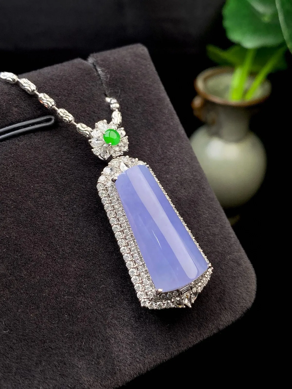 【冰种紫无事柱吊坠】质地细腻，光泽度不错，18k金钻镶嵌，裸石尺寸22.9*10.7*4.4毫米