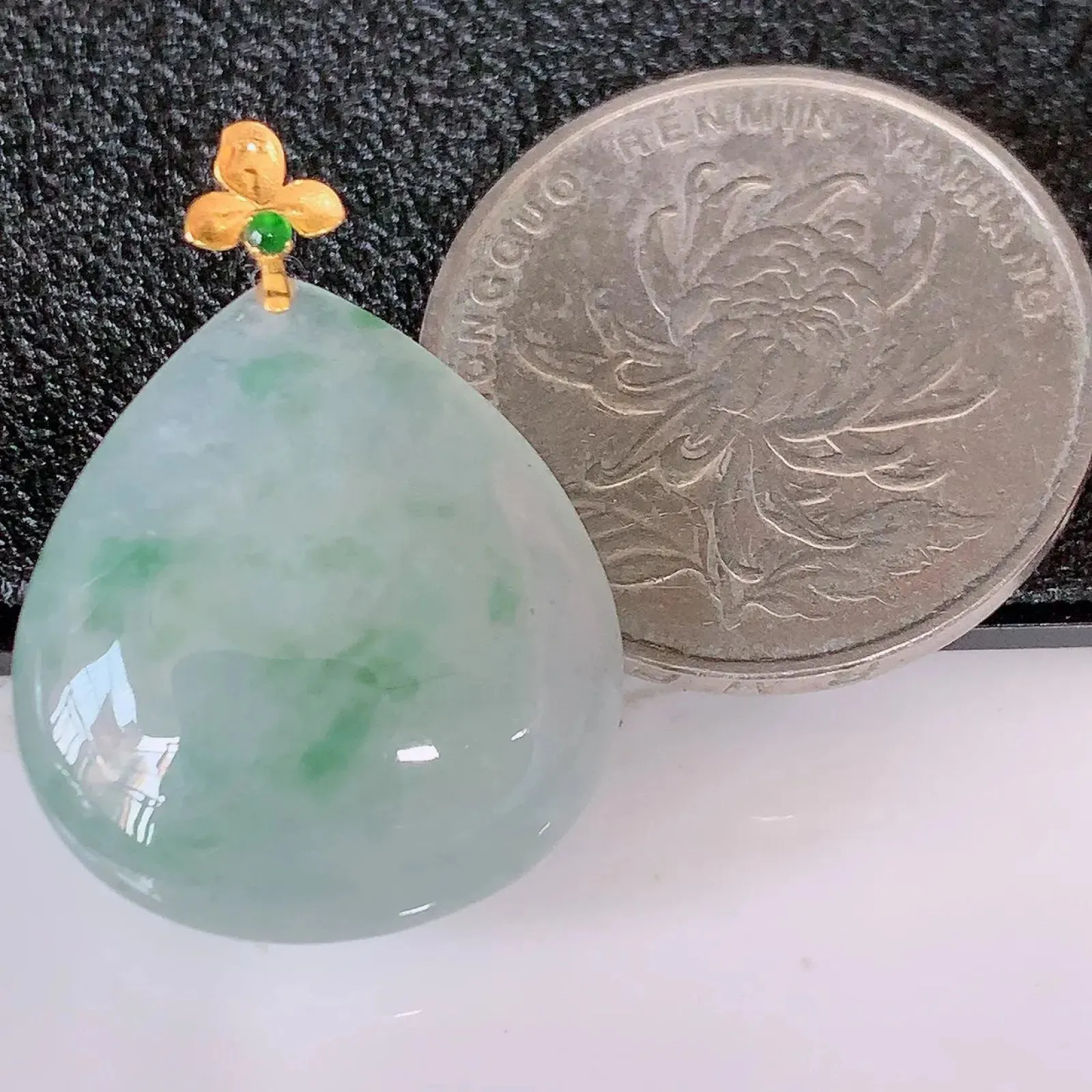 18k金镶嵌冰种飘花翡翠水滴吊坠  款式新颖，佩戴效果时尚出众，尽显气质，水 润精细美感十足。#493.3整体27.8裸石22.5*20.5*6.2mm