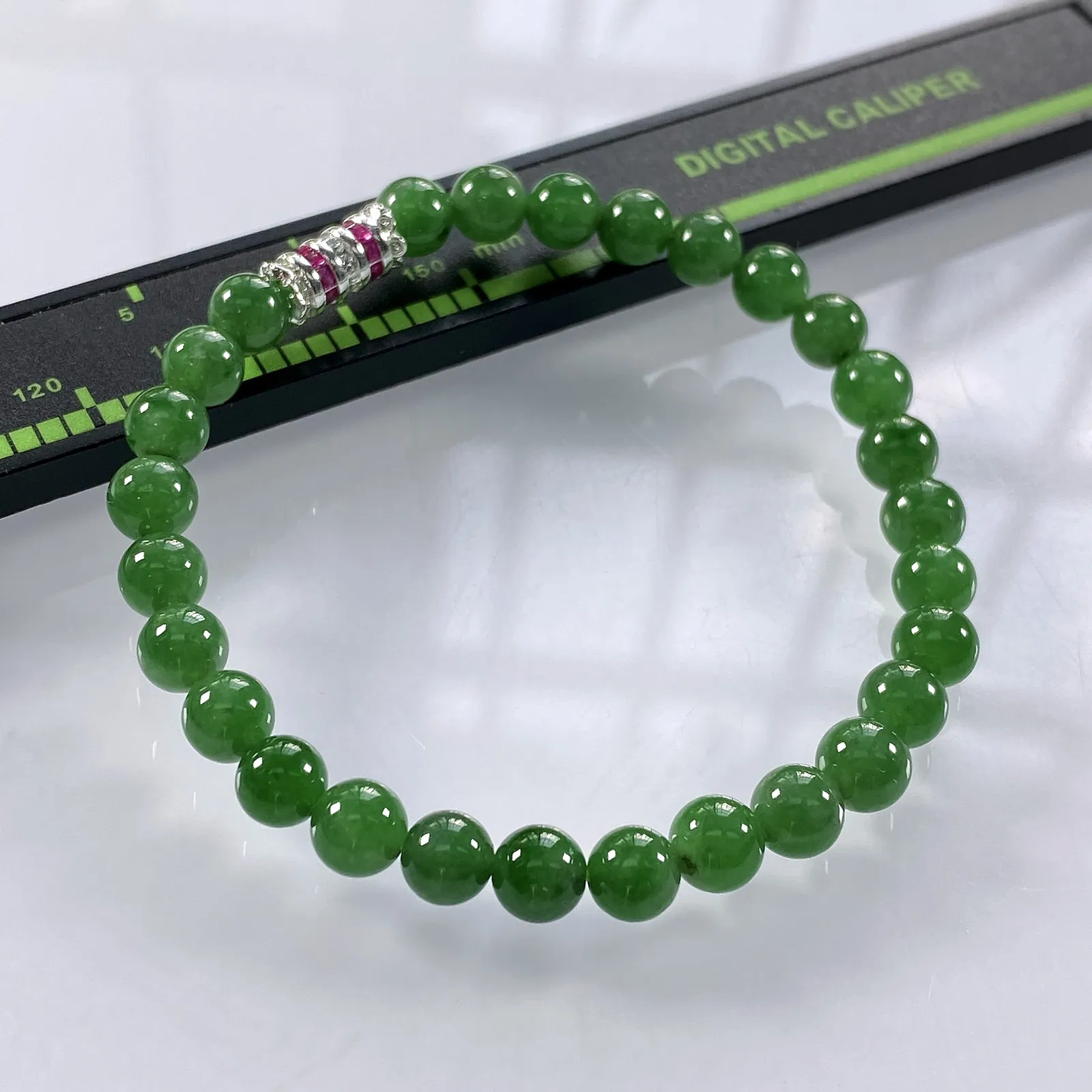 缅甸天然翡翠A货，卡6冰种浓绿圆珠手串手链，尺寸：6mm/28颗，长度175mm，重量：10.11g