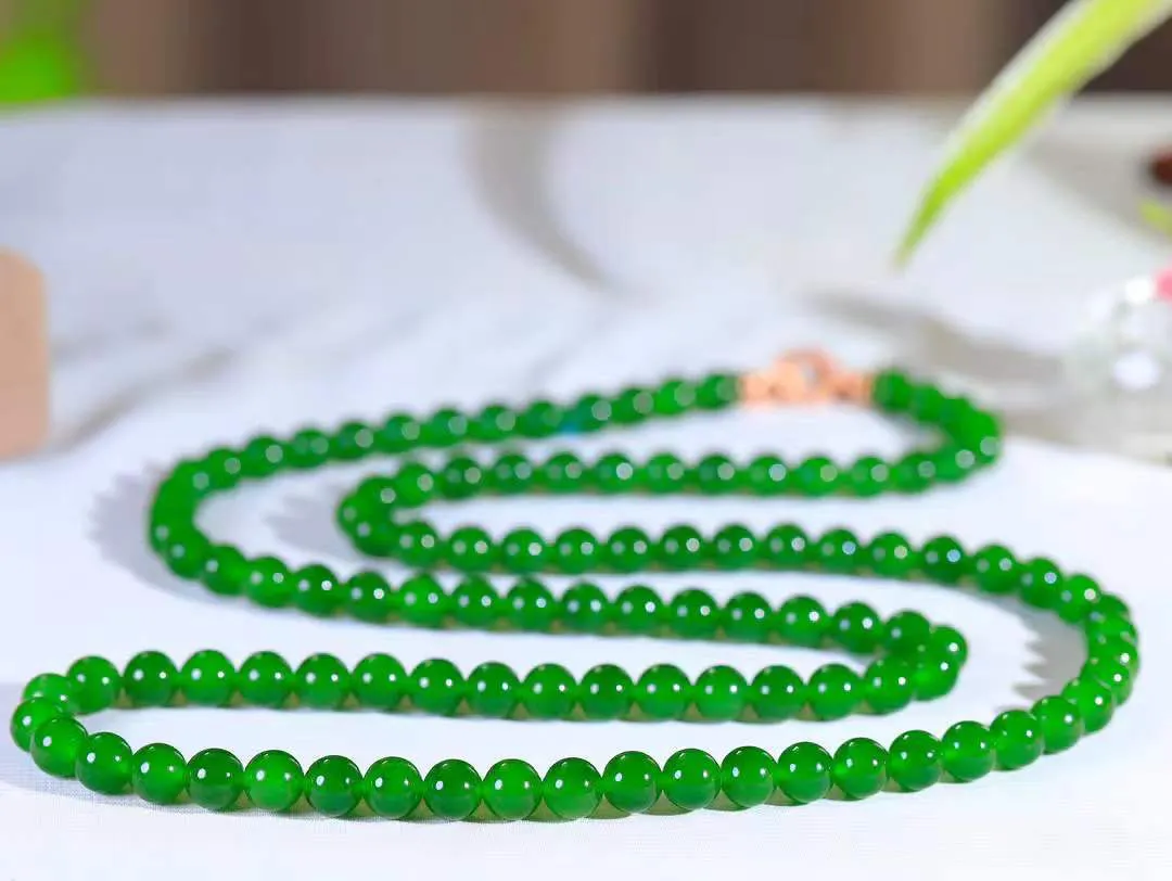 【珠圆玉润.项链】

收藏级臻品️和田玉碧玉珠圆玉润项链 玉质温润细腻  整串打磨圆润，佩戴舒适。