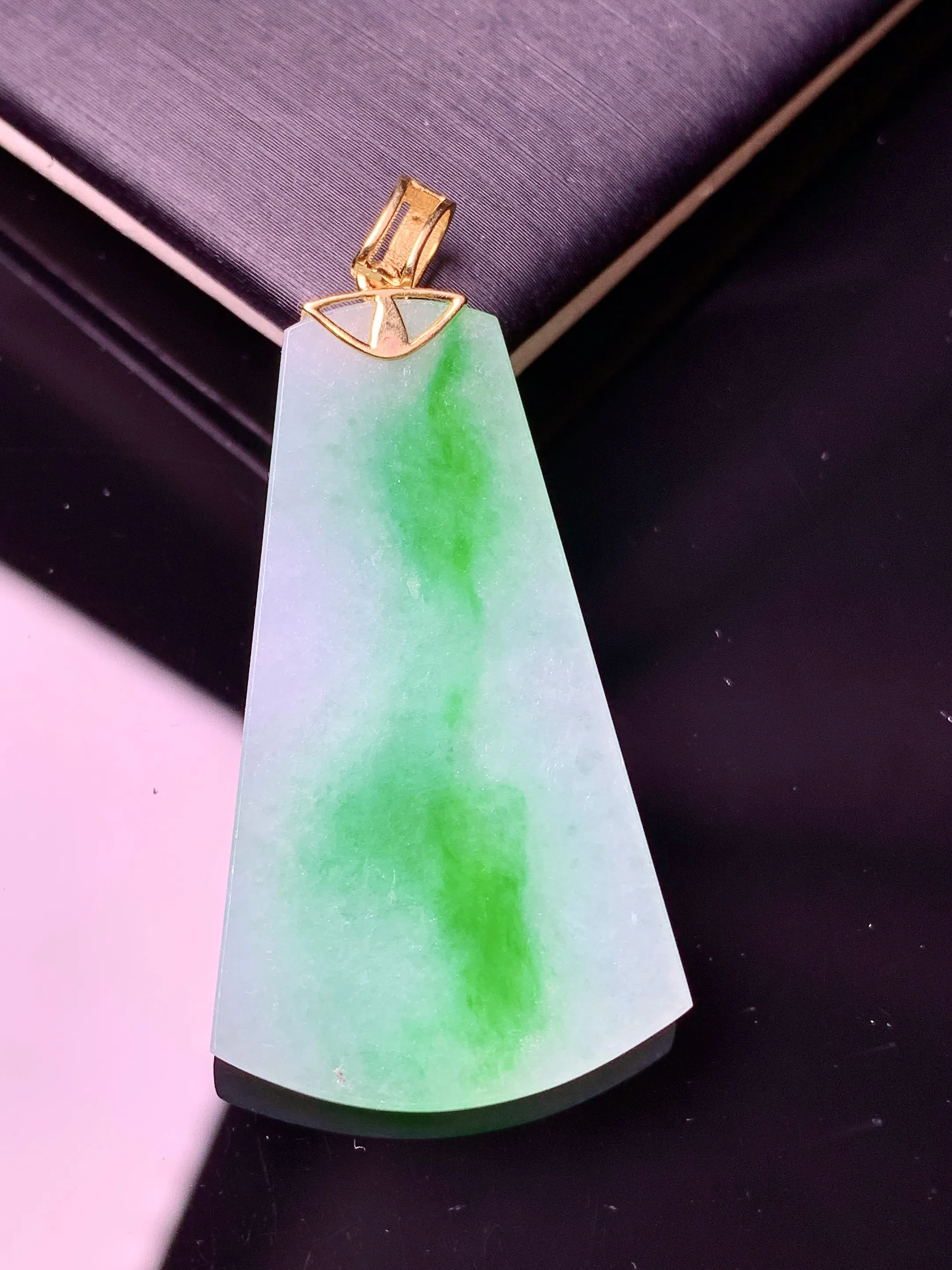 18k金飘绿无事牌吊坠 玉质细腻 水润亮眼 色泽艳丽 整体尺寸43.3*21.2*2.7