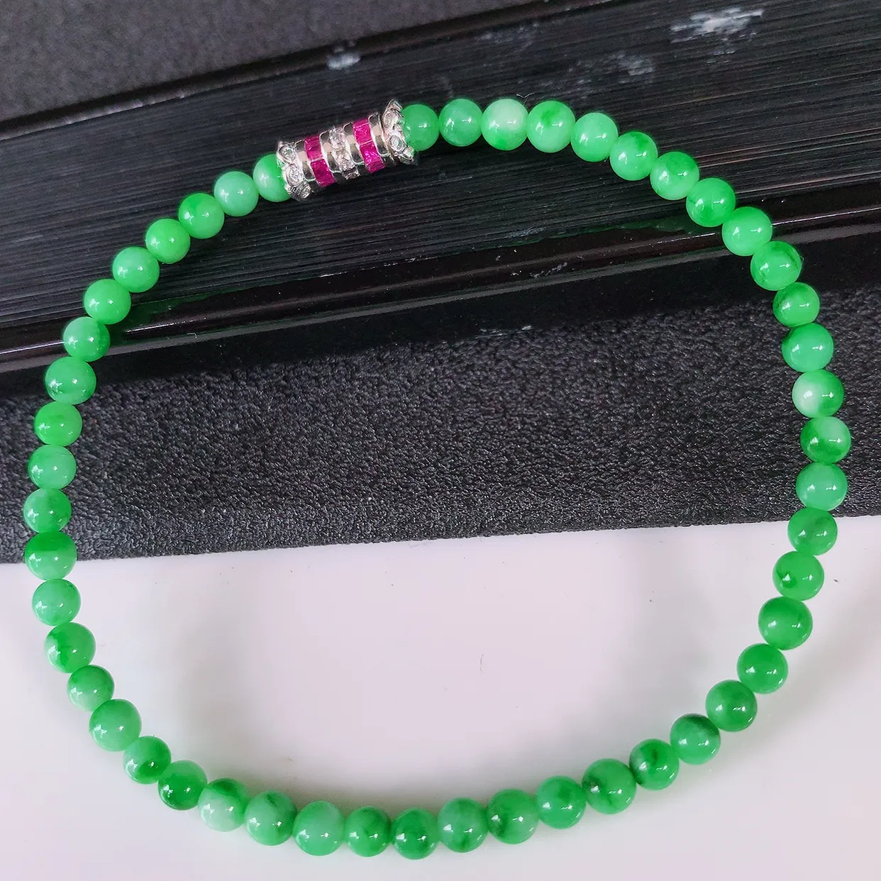 自然光实拍，冰润满绿翡翠手串手链，种老水足，冰清玉润  颜色漂亮  #003.1取一尺寸3.9mm